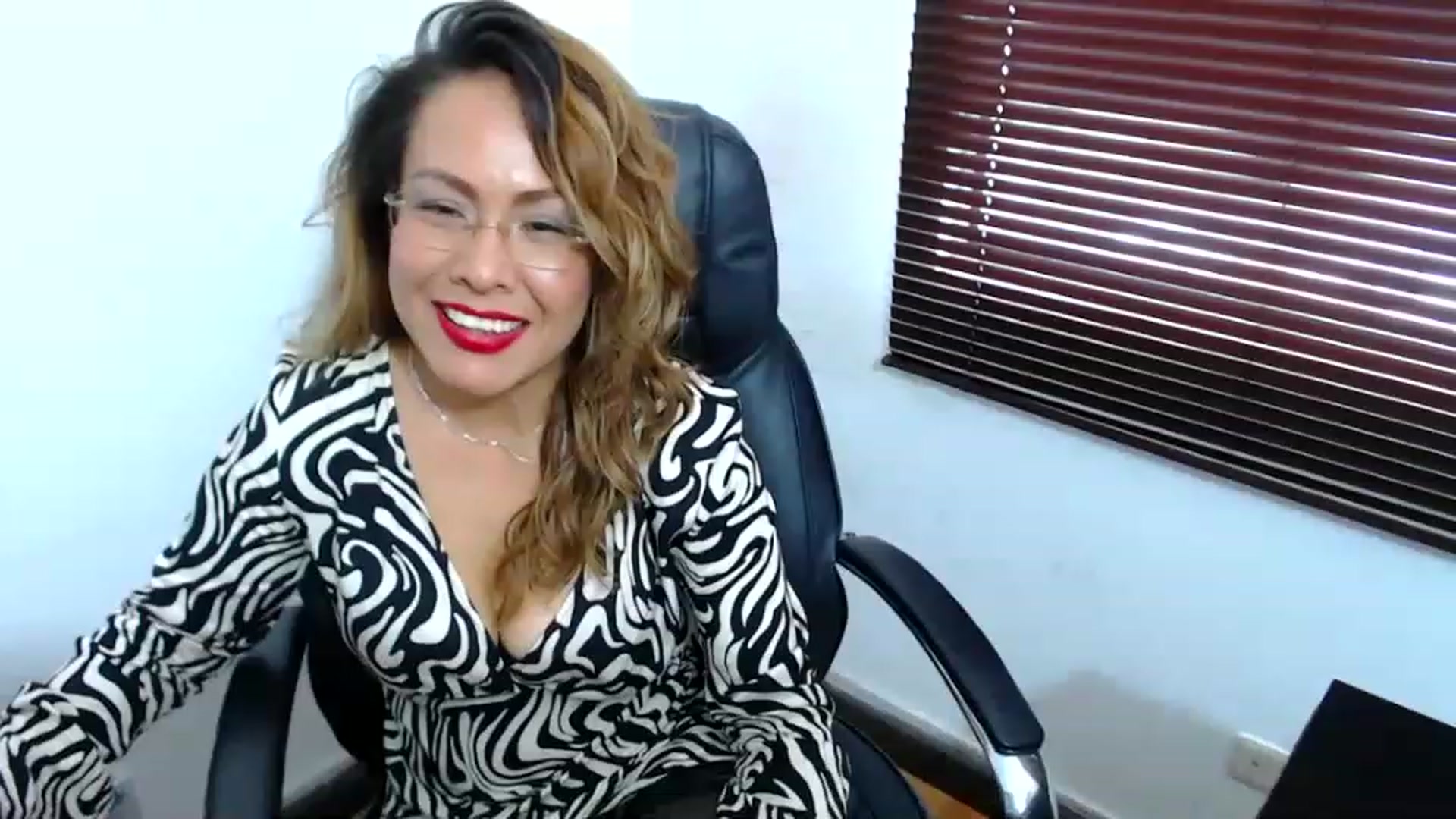 Gallery image thumbnail from office_secret's myfreecams stream on, 04/13/2023, 19:13 image 17 of 20