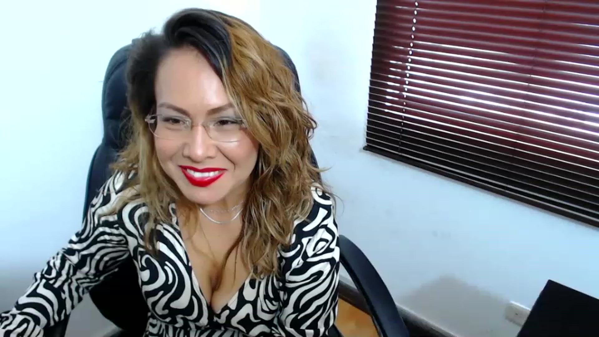 Gallery image thumbnail from office_secret's myfreecams stream on, 04/13/2023, 19:13 image 3 of 20