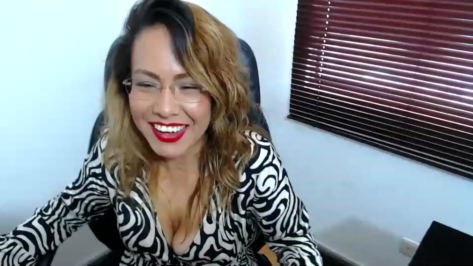 Gallery image thumbnail from office_secret's myfreecams stream on, 04/13/2023, 19:13 image 6 of 20