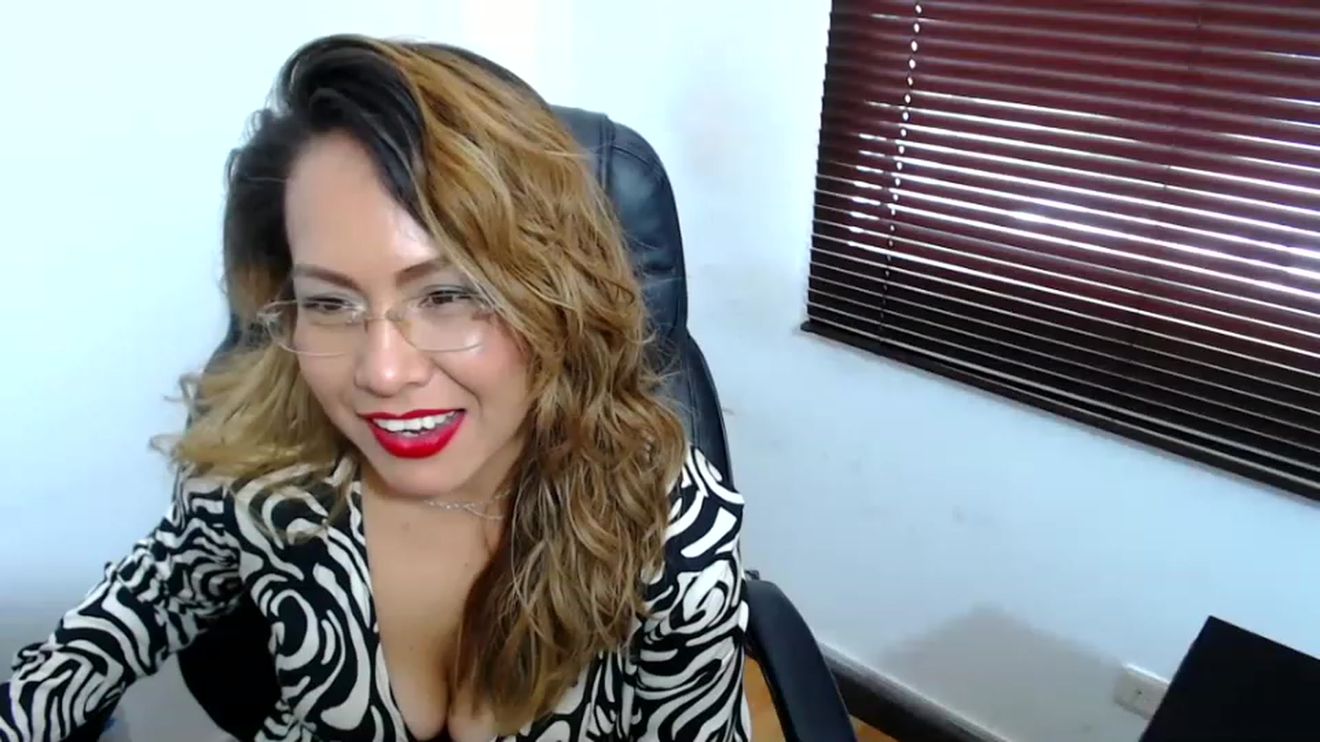 Gallery image thumbnail from office_secret's myfreecams stream on, 04/13/2023, 19:13 image 12 of 20