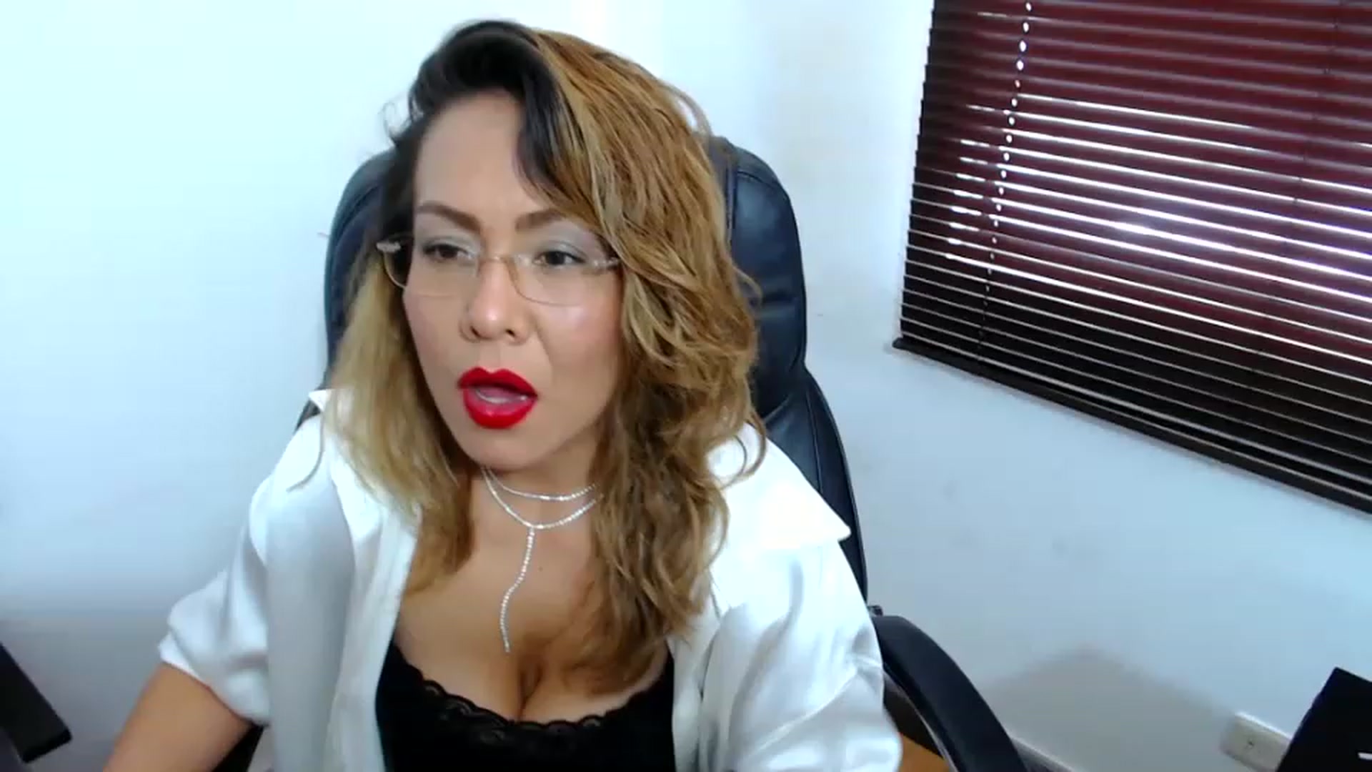 Gallery image thumbnail from office_secret's myfreecams stream on, 04/14/2023, 18:02 image 17 of 20