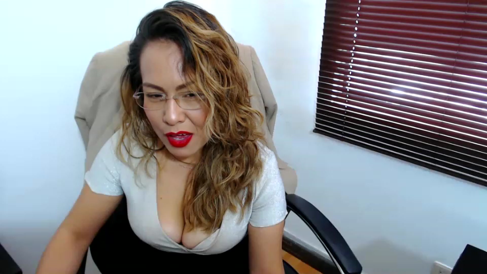 Gallery image thumbnail from office_secret's myfreecams stream on, 04/18/2023, 17:59 image 8 of 20