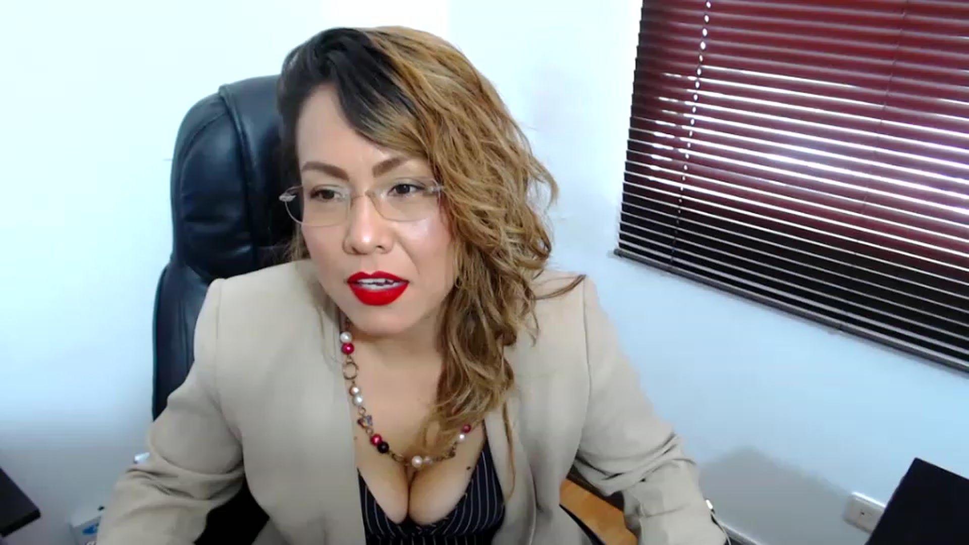 Gallery image thumbnail from office_secret's myfreecams stream on, 04/20/2023, 17:23 image 4 of 20