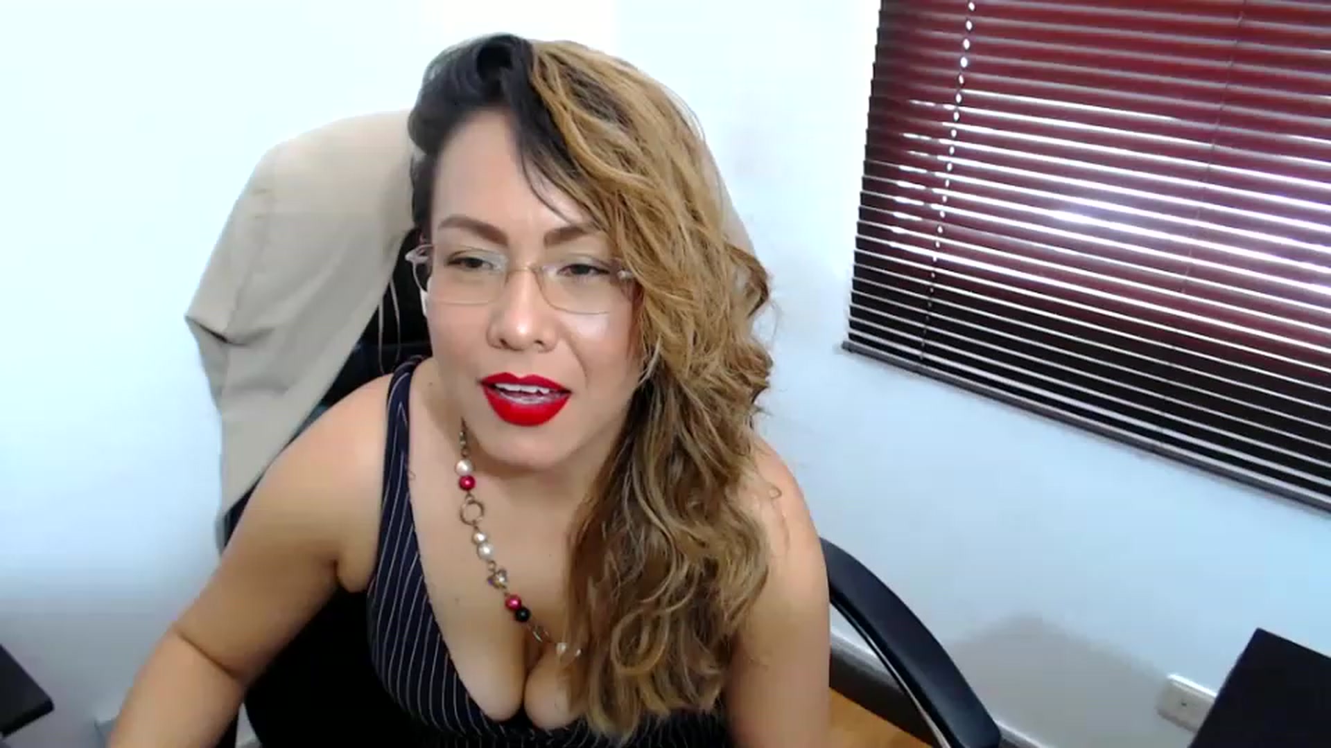 Gallery image thumbnail from office_secret's myfreecams stream on, 04/20/2023, 17:23 image 8 of 20
