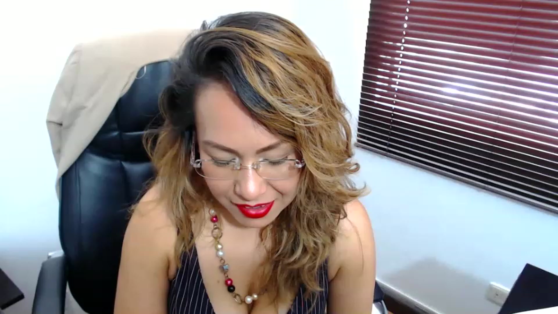 Gallery image thumbnail from office_secret's myfreecams stream on, 04/20/2023, 18:47 image 13 of 20