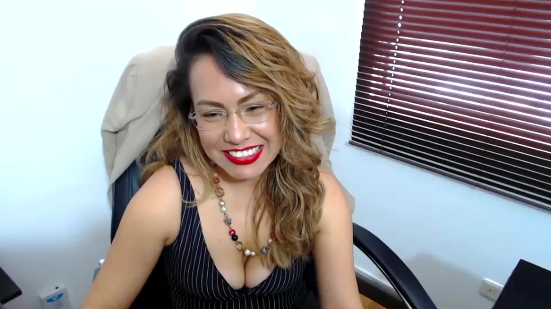 Gallery image thumbnail from office_secret's myfreecams stream on, 04/20/2023, 18:47 image 3 of 20