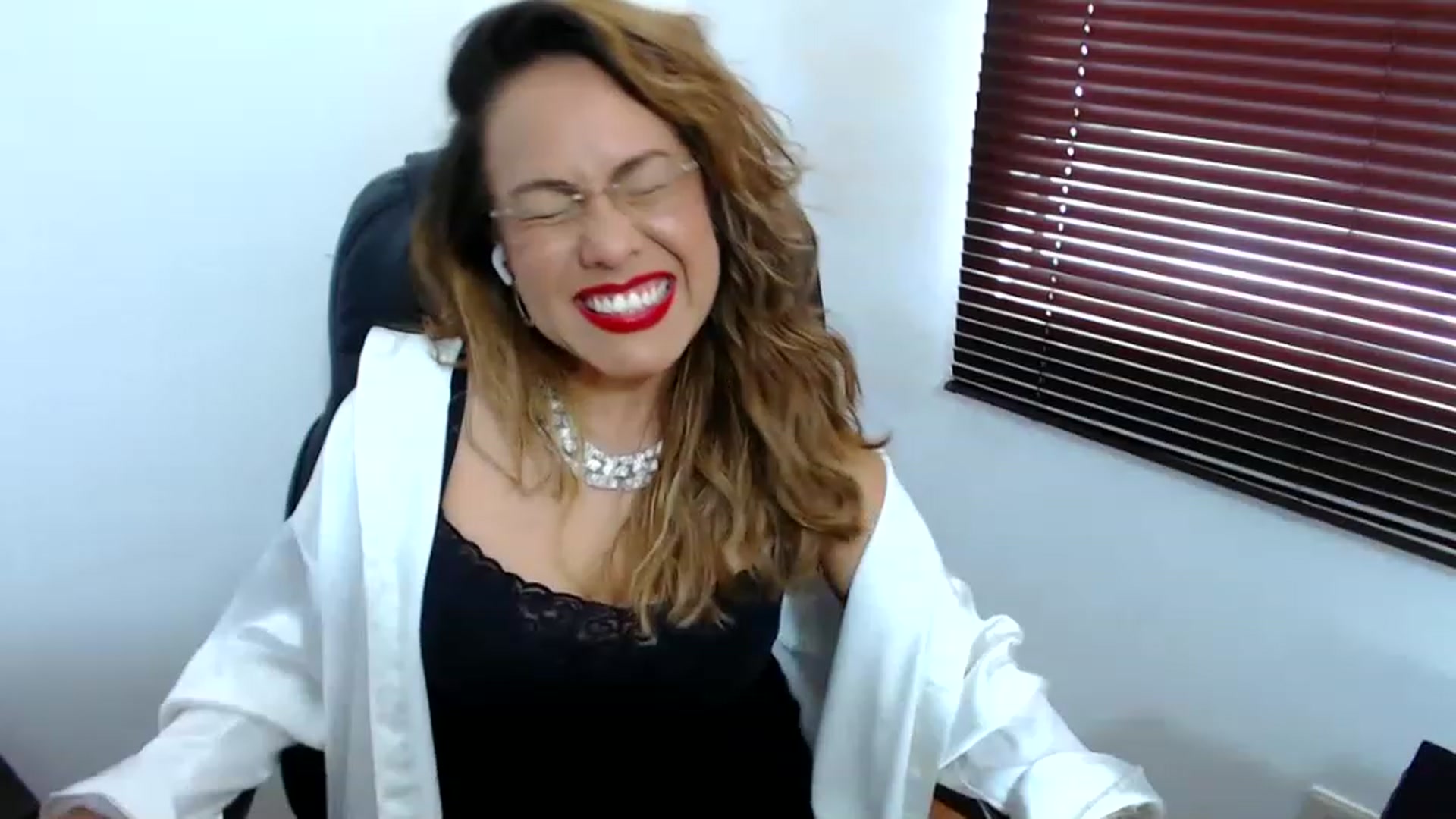 Gallery image thumbnail from office_secret's myfreecams stream on, 04/25/2023, 17:34 image 14 of 20