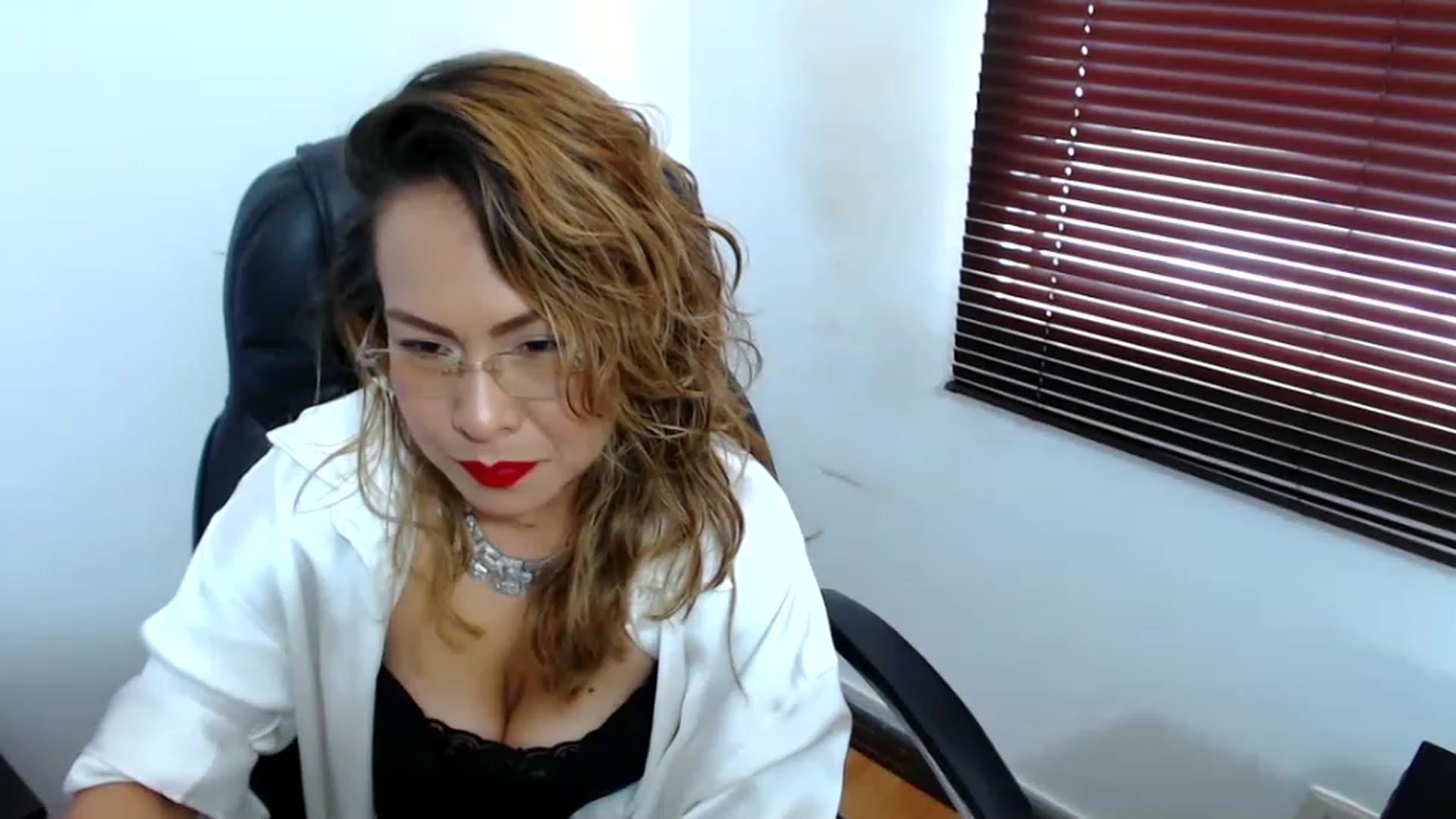 Gallery image thumbnail from office_secret's myfreecams stream on, 04/25/2023, 17:34 image 5 of 20