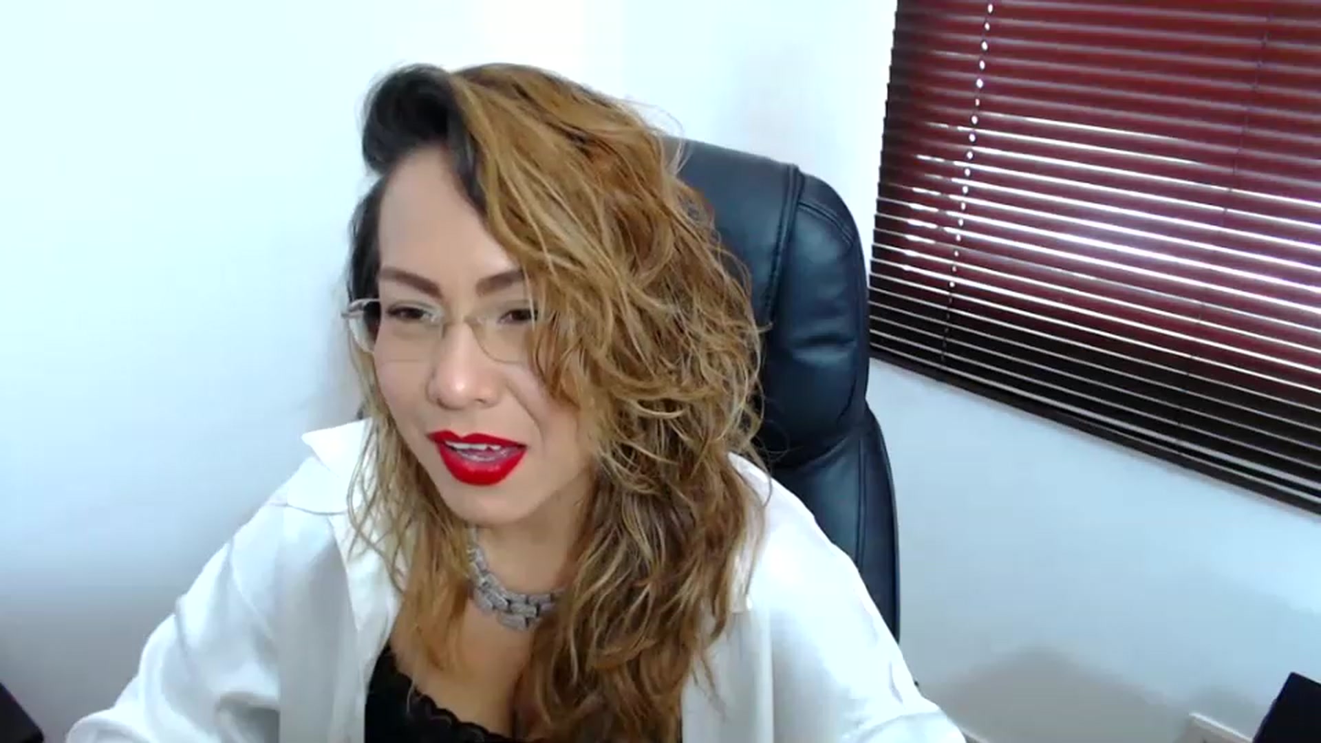 Gallery image thumbnail from office_secret's myfreecams stream on, 04/25/2023, 17:34 image 7 of 20