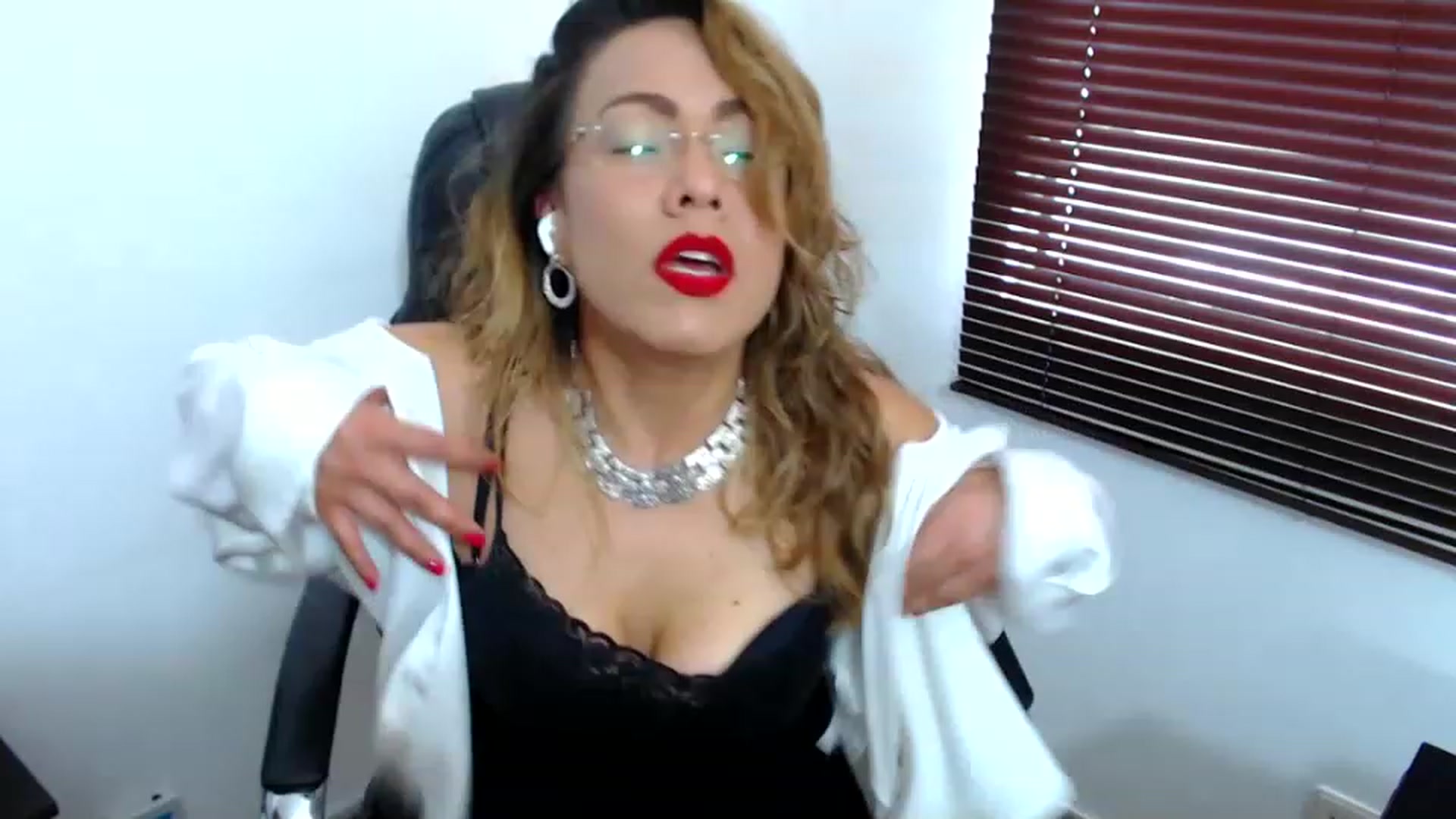 Gallery image thumbnail from office_secret's myfreecams stream on, 04/25/2023, 17:34 image 16 of 20
