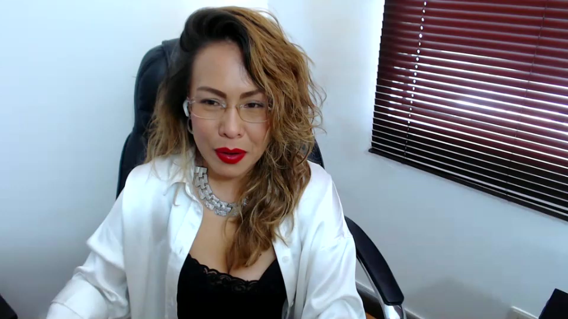 Gallery image thumbnail from office_secret's myfreecams stream on, 04/25/2023, 18:12 image 11 of 20