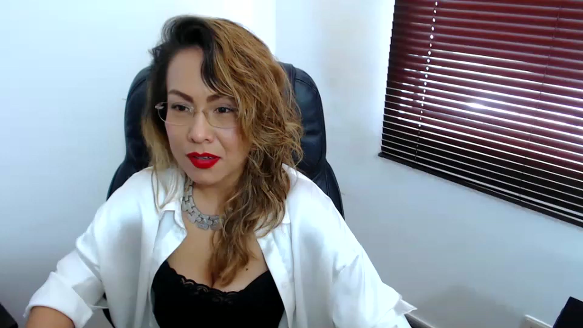 Gallery image thumbnail from office_secret's myfreecams stream on, 04/25/2023, 18:12 image 7 of 20