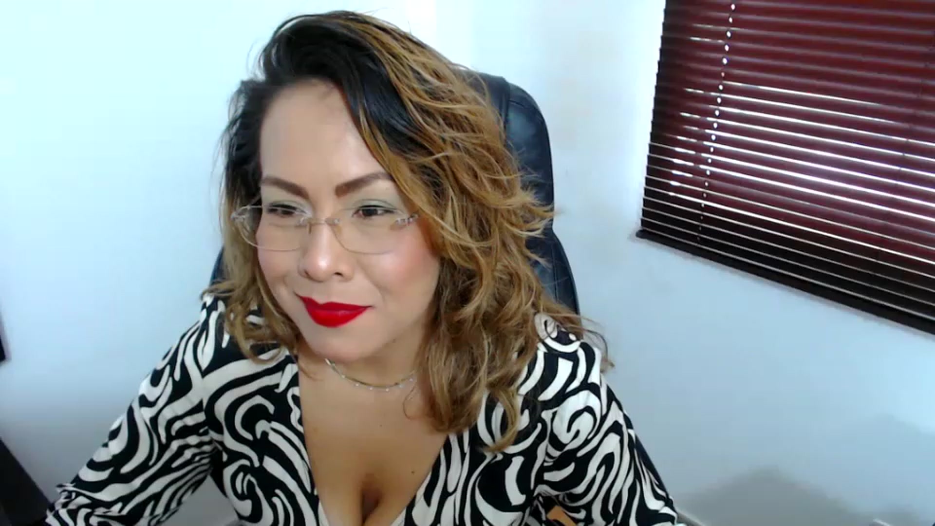 Gallery image thumbnail from office_secret's myfreecams stream on, 04/27/2023, 17:40 image 4 of 20