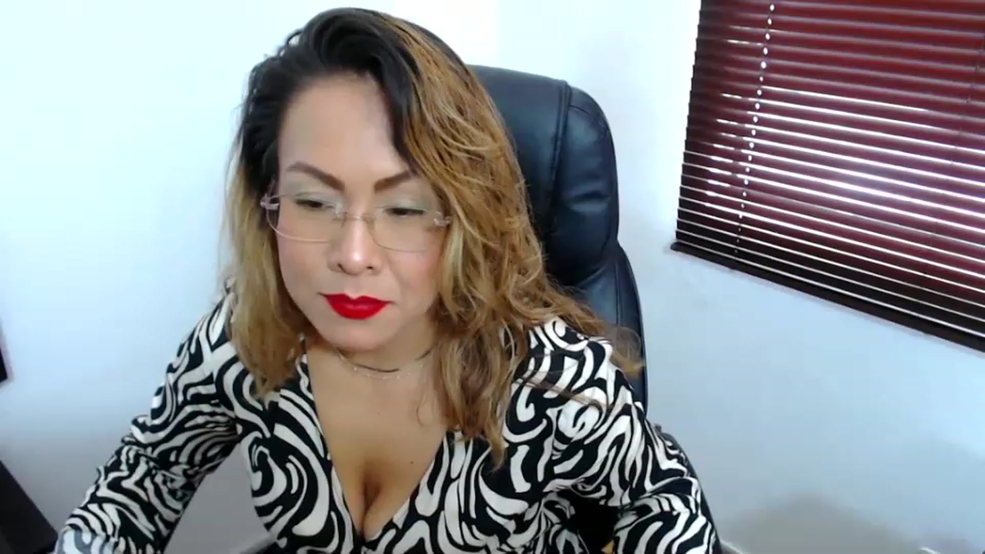 Gallery image thumbnail from office_secret's myfreecams stream on, 04/27/2023, 18:32 image 3 of 20