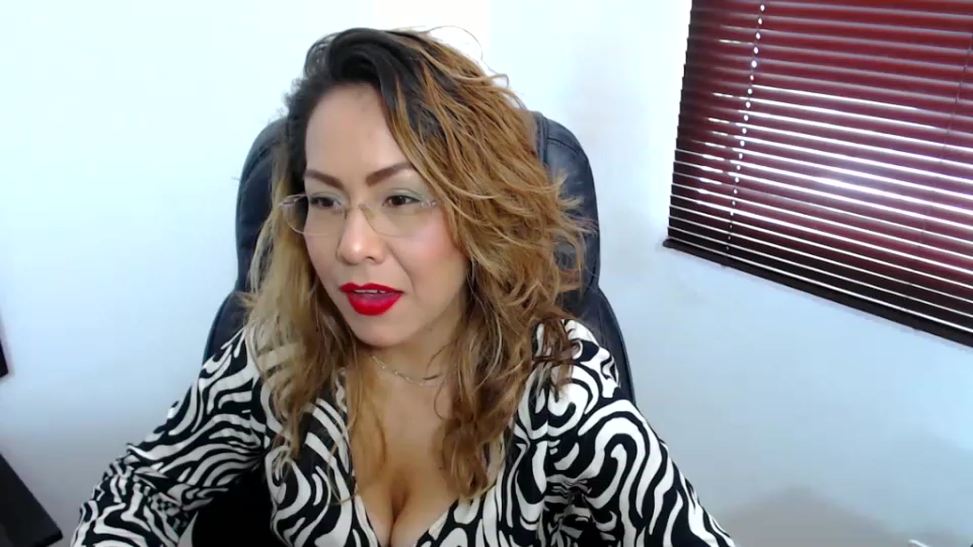 Gallery image thumbnail from office_secret's myfreecams stream on, 04/27/2023, 18:32 image 18 of 20