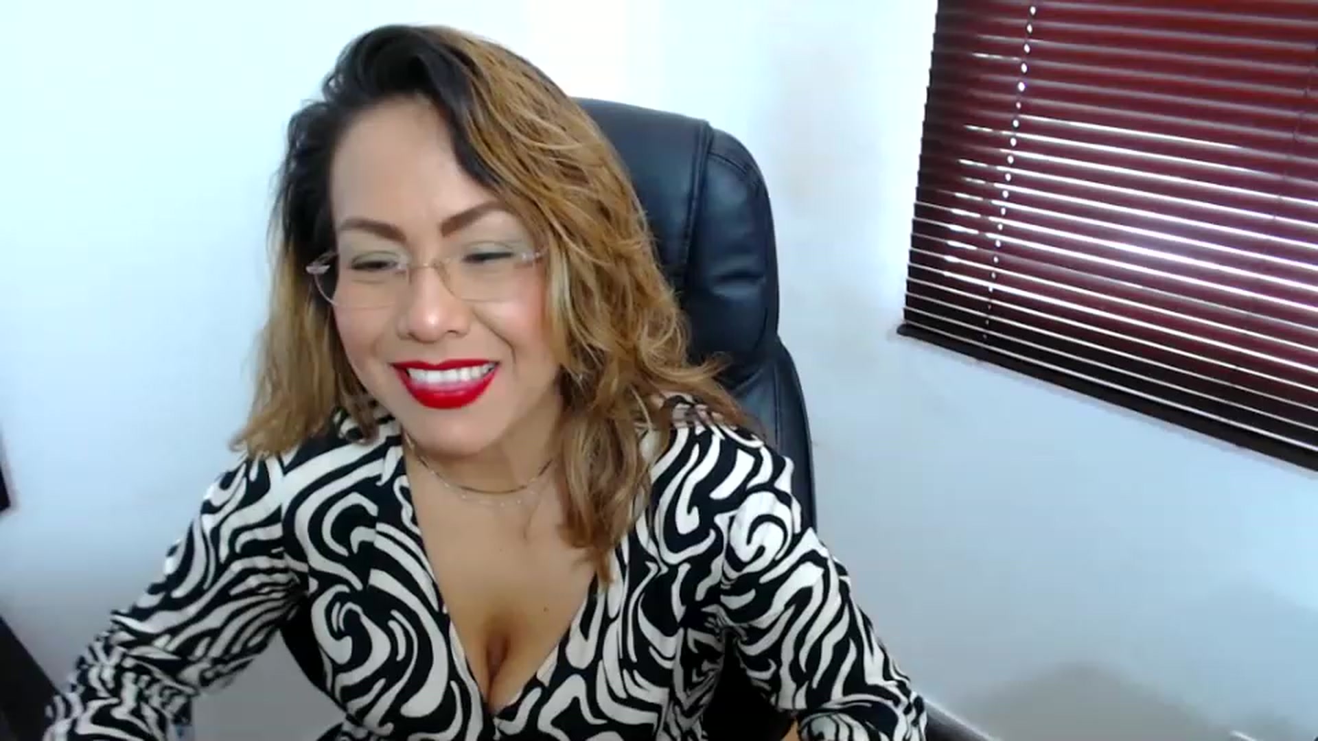 Gallery image thumbnail from office_secret's myfreecams stream on, 04/27/2023, 18:32 image 2 of 20