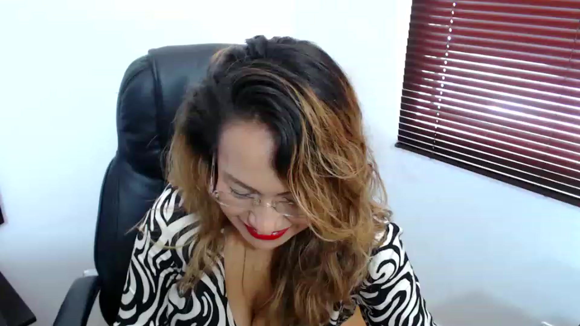 Gallery image thumbnail from office_secret's myfreecams stream on, 04/27/2023, 18:32 image 10 of 20