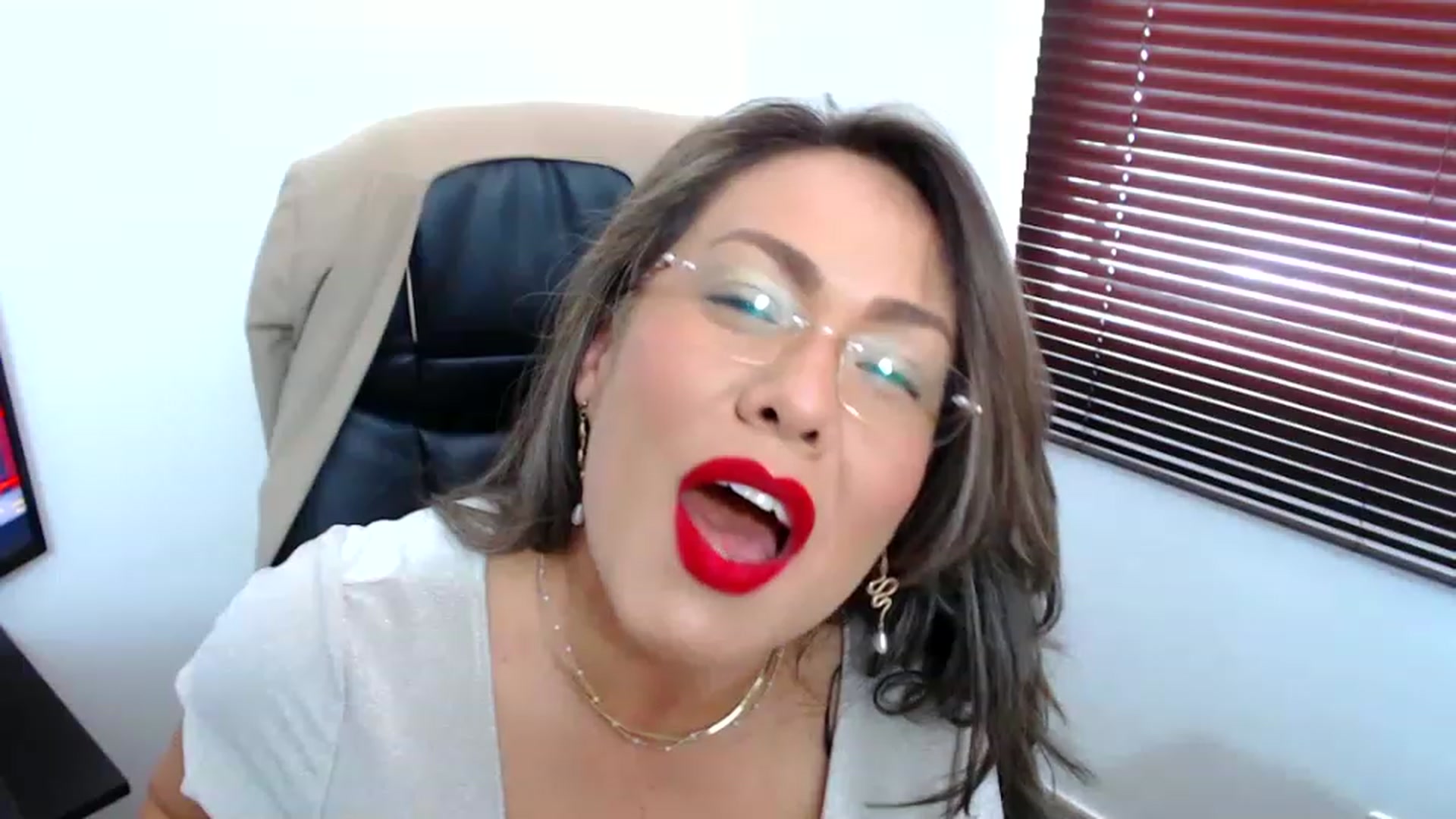 Gallery image thumbnail from office_secret's myfreecams stream on, 05/01/2023, 18:00 image 19 of 20