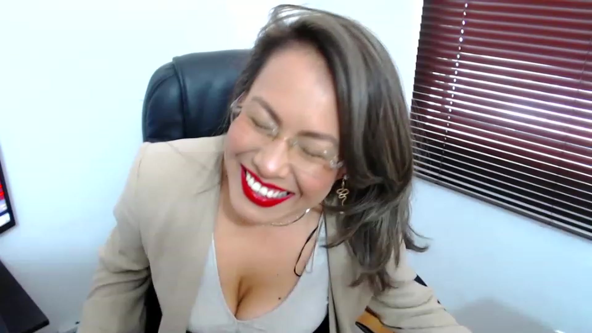 Gallery image thumbnail from office_secret's myfreecams stream on, 05/01/2023, 18:00 image 5 of 20