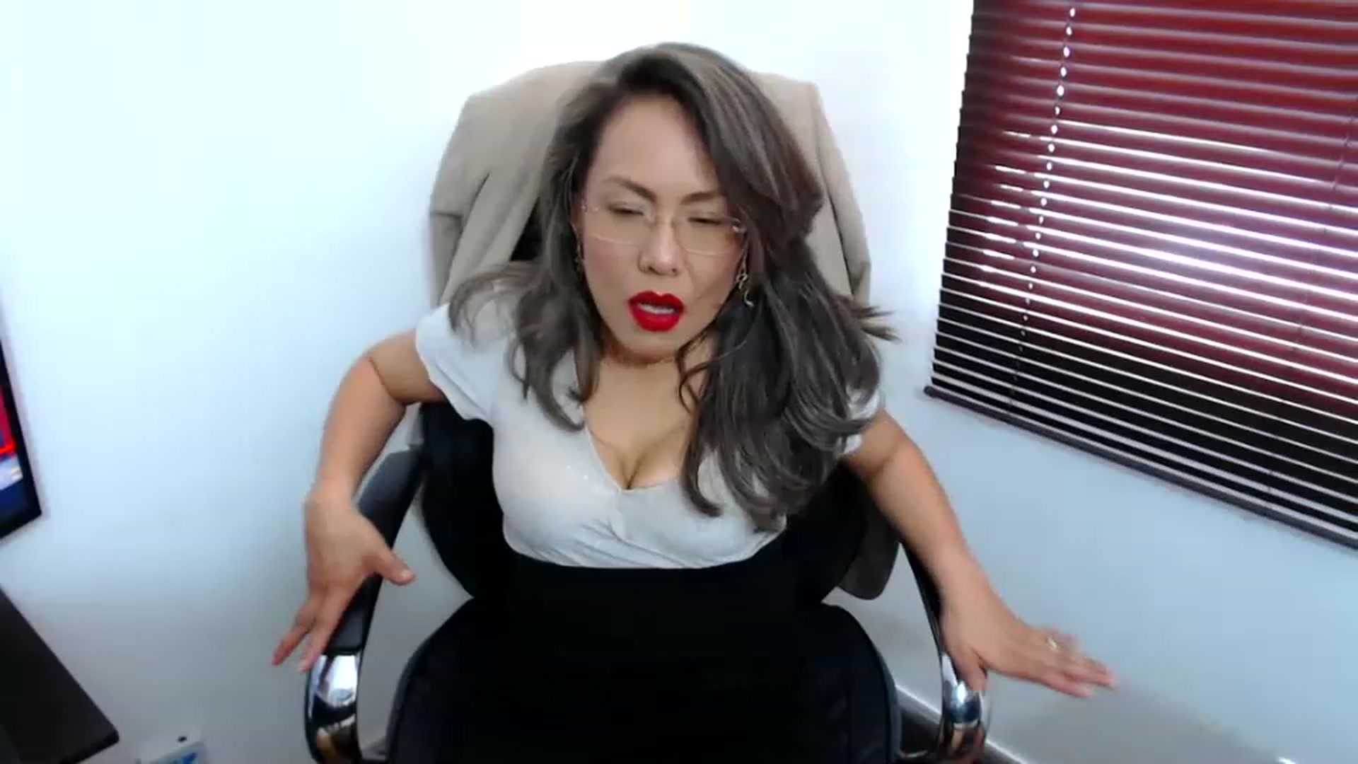 Gallery image thumbnail from office_secret's myfreecams stream on, 05/01/2023, 18:00 image 18 of 20