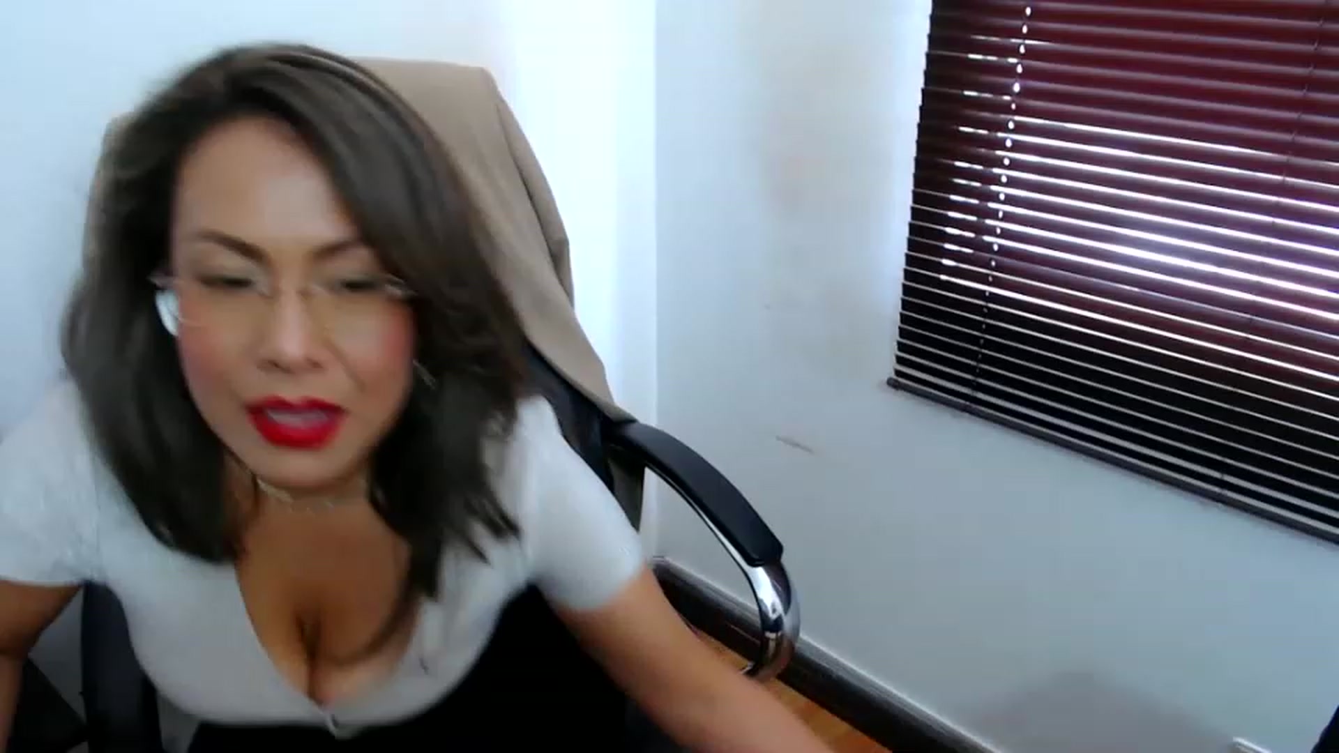 Gallery image thumbnail from office_secret's myfreecams stream on, 05/01/2023, 18:54 image 16 of 20