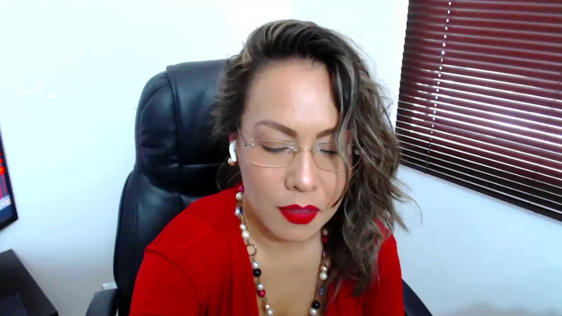 Gallery image thumbnail from office_secret's myfreecams stream on, 05/05/2023, 18:23 image 6 of 20