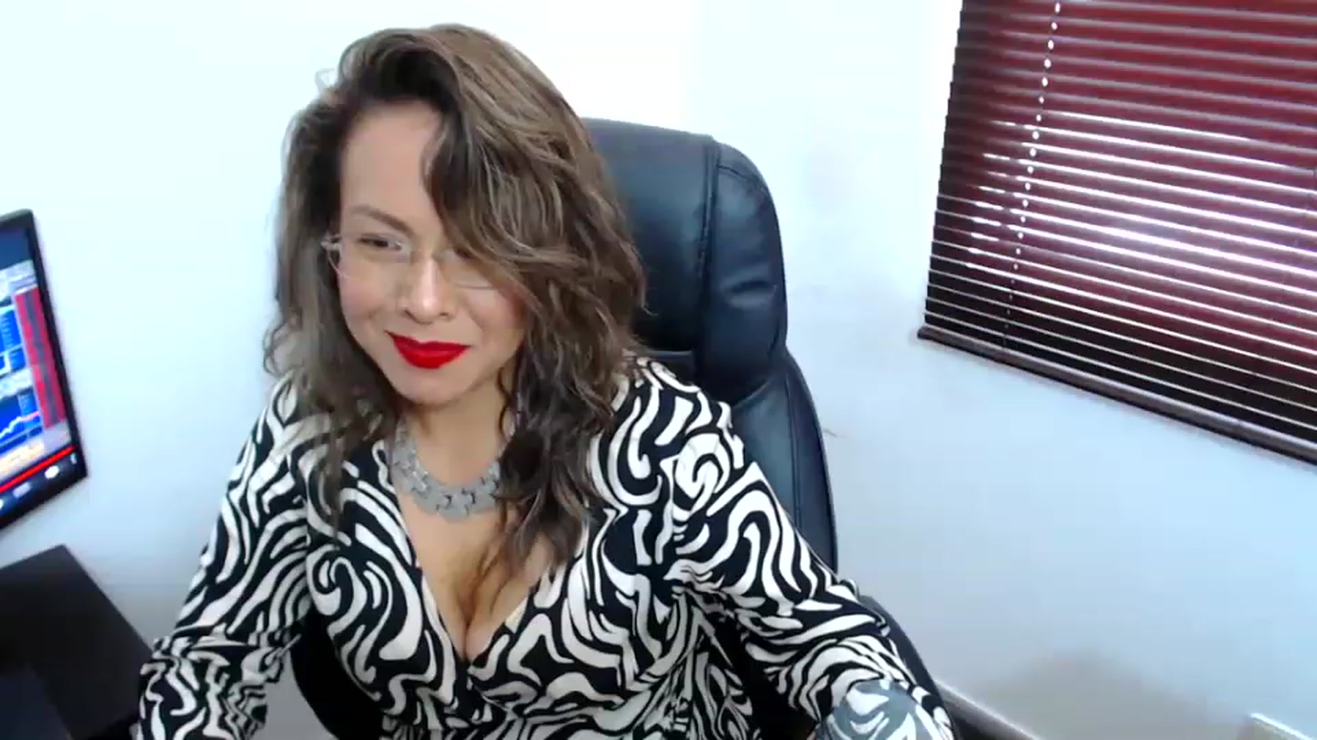 Gallery image thumbnail from office_secret's myfreecams stream on, 05/09/2023, 19:15 image 13 of 20