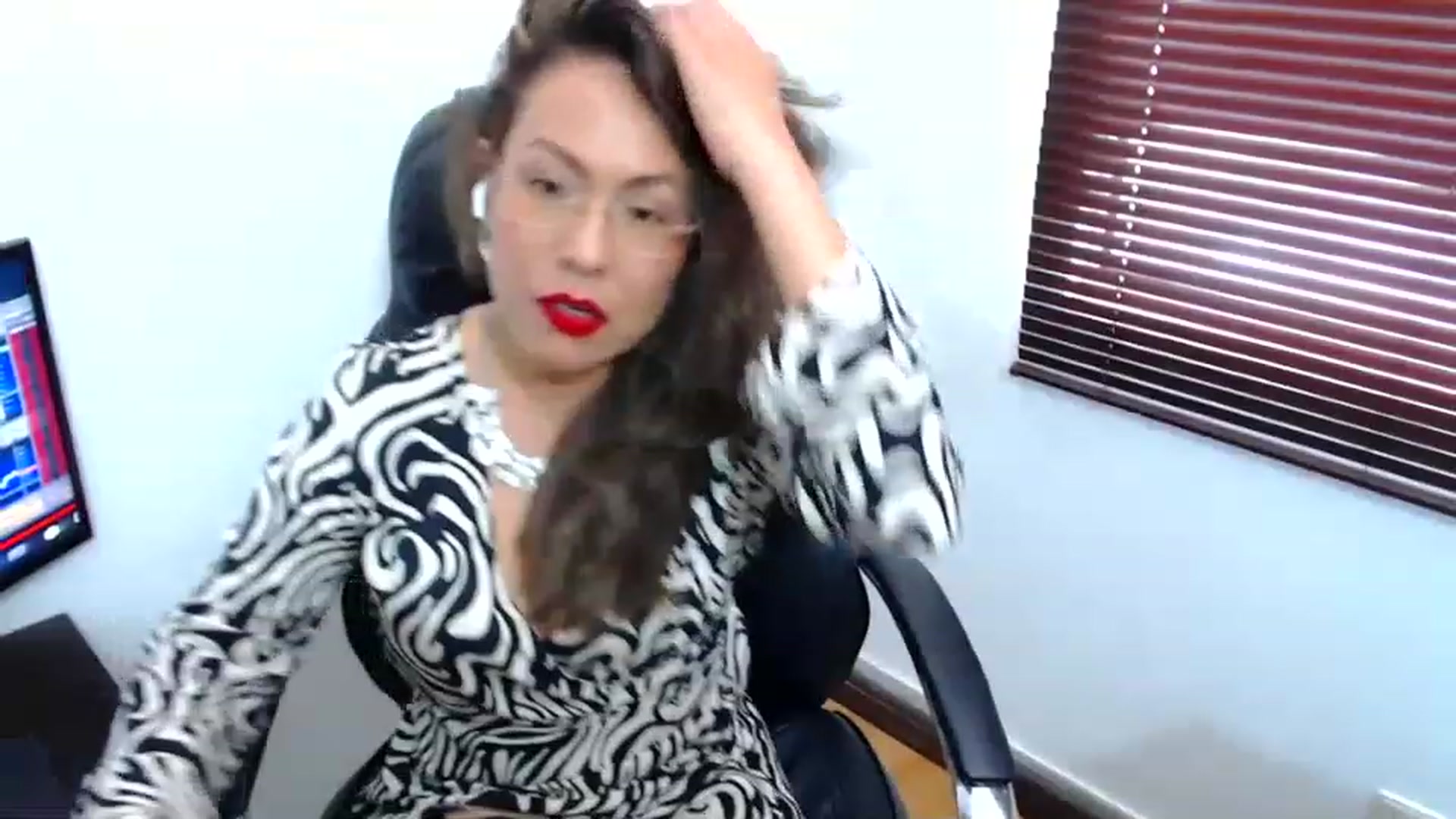 Gallery image thumbnail from office_secret's myfreecams stream on, 05/09/2023, 19:15 image 14 of 20