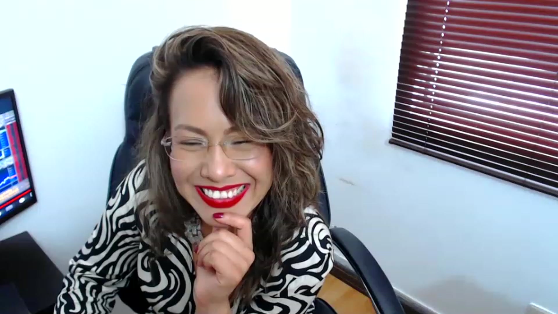 Gallery image thumbnail from office_secret's myfreecams stream on, 05/09/2023, 19:15 image 12 of 20