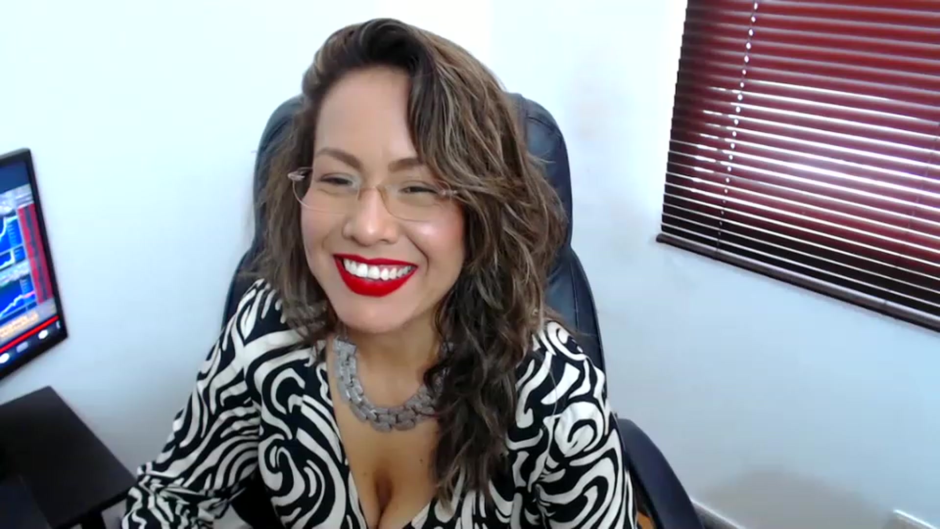 Gallery image thumbnail from office_secret's myfreecams stream on, 05/09/2023, 19:15 image 3 of 20