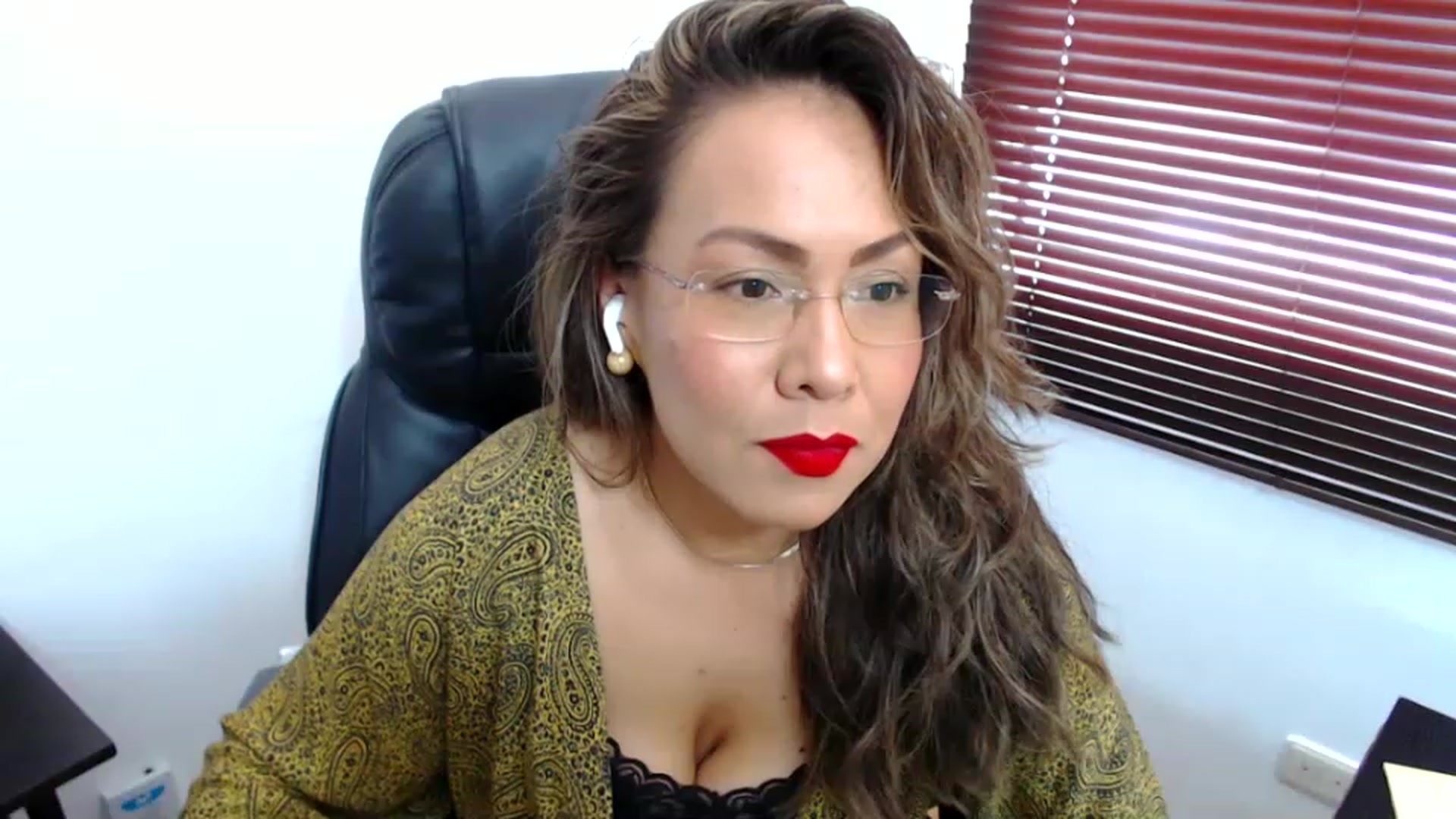 Gallery image thumbnail from office_secret's myfreecams stream on, 05/15/2023, 17:34 image 20 of 20