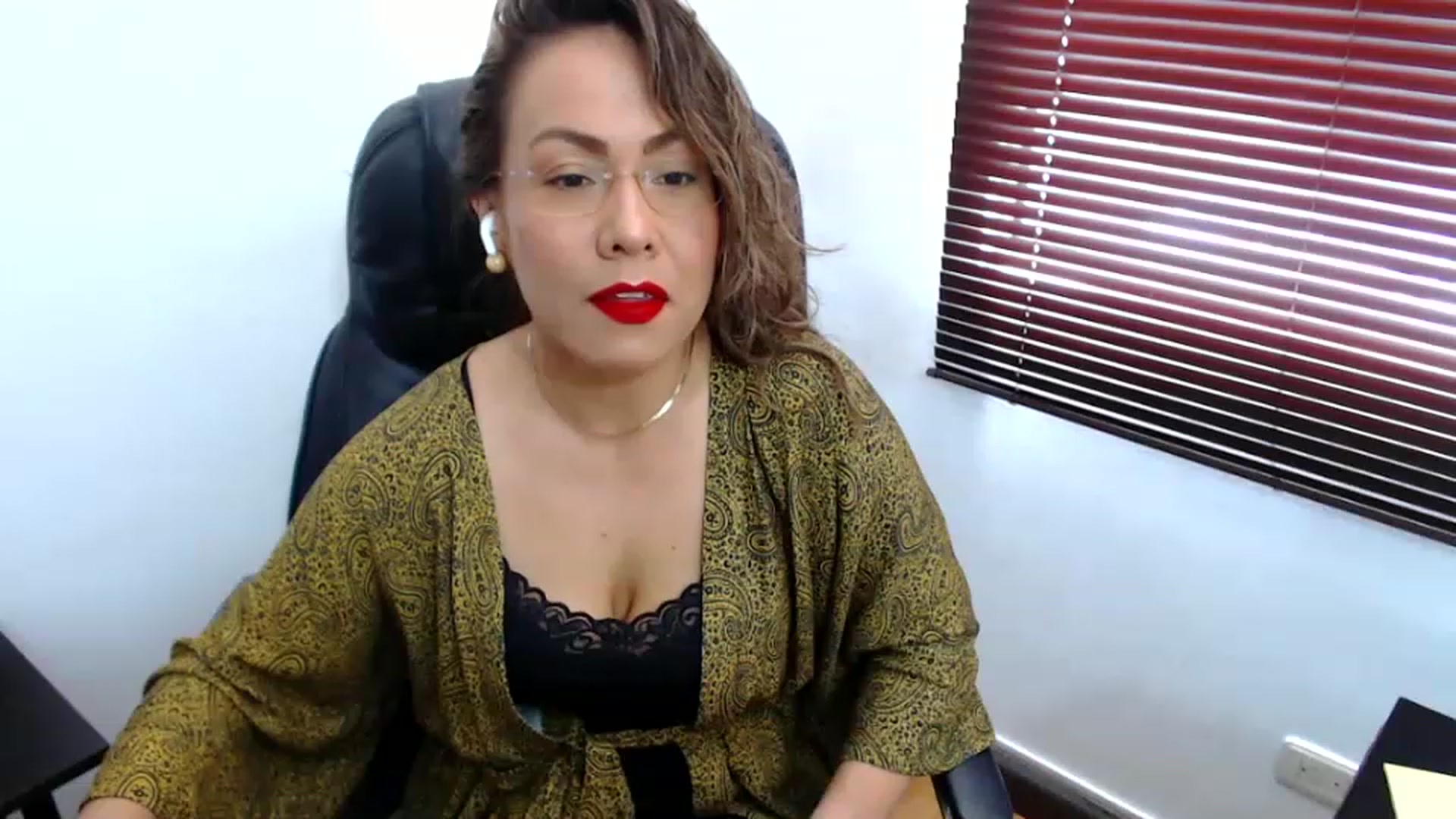 Gallery image thumbnail from office_secret's myfreecams stream on, 05/15/2023, 17:34 image 3 of 20
