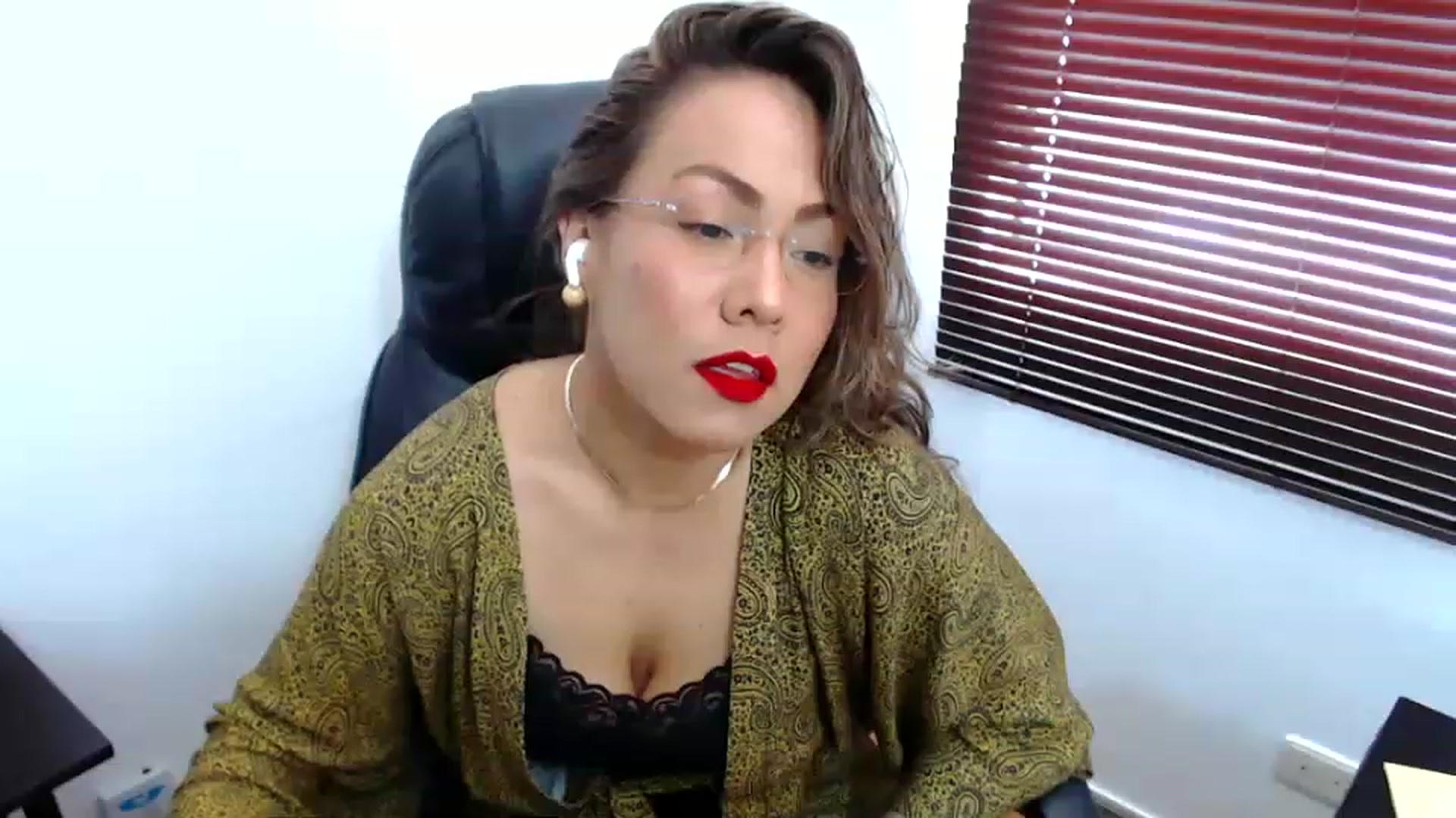Gallery image thumbnail from office_secret's myfreecams stream on, 05/15/2023, 17:34 image 2 of 20