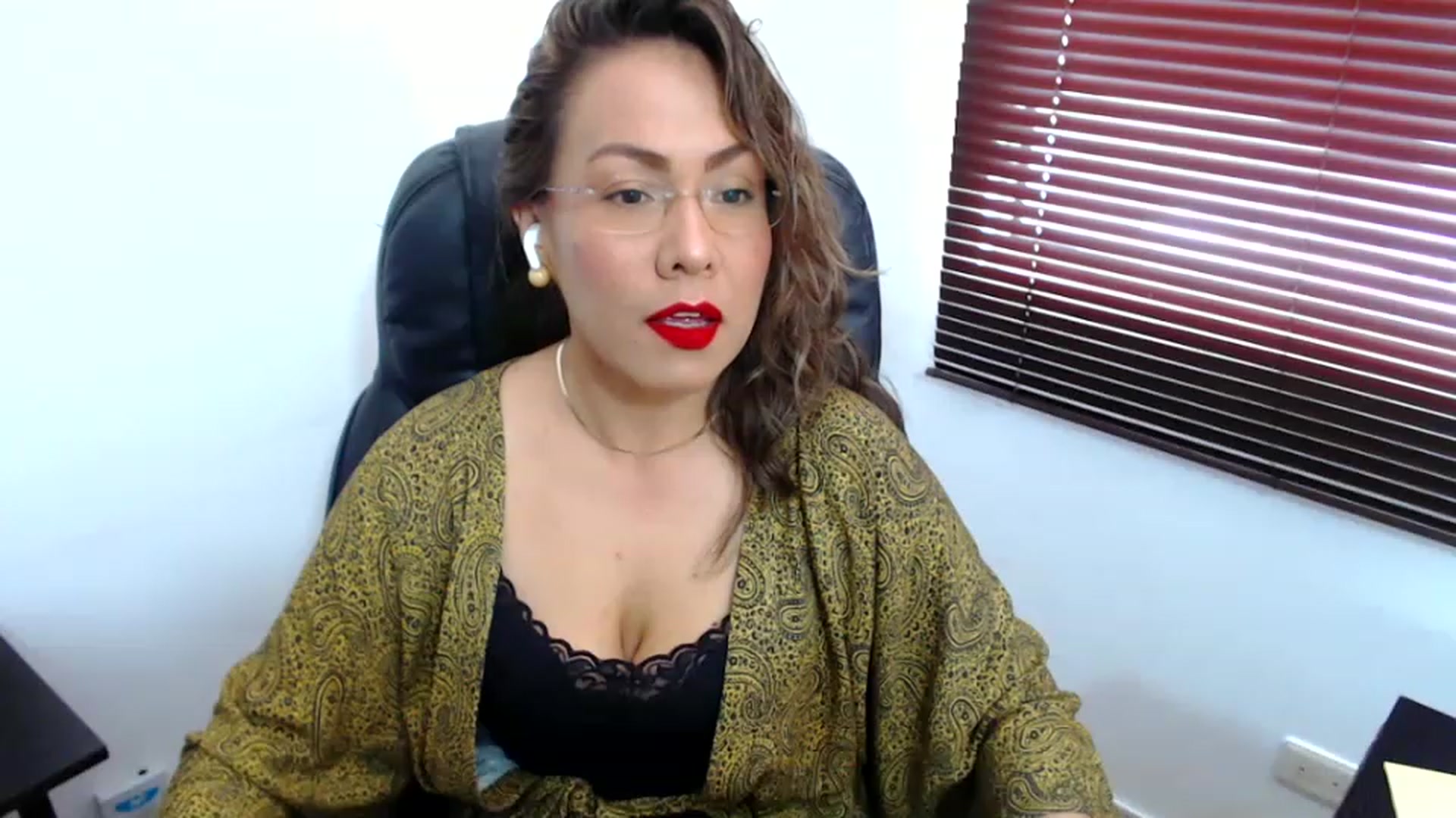 Gallery image thumbnail from office_secret's myfreecams stream on, 05/15/2023, 17:34 image 5 of 20