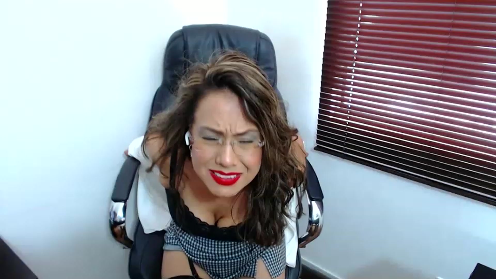 Gallery image thumbnail from office_secret's myfreecams stream on, 05/16/2023, 19:11 image 18 of 20