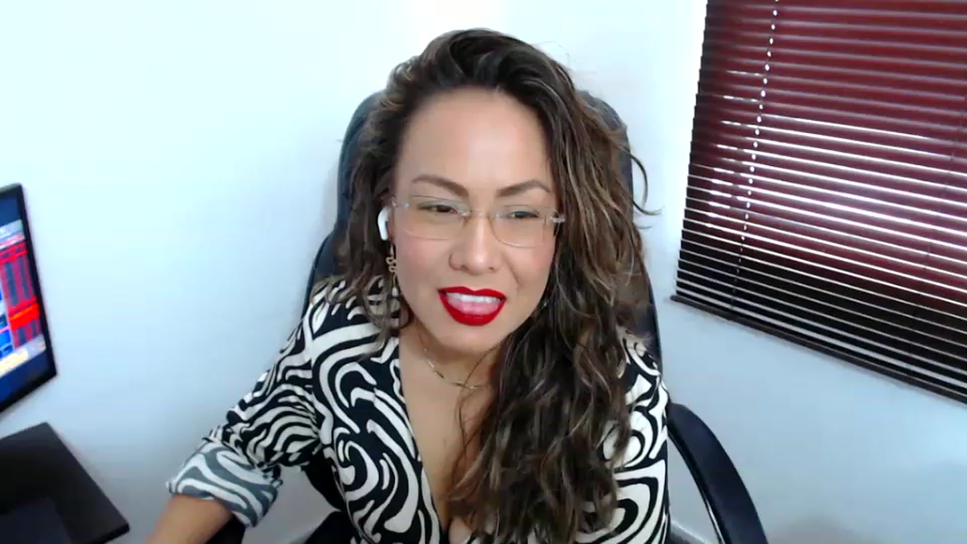 Gallery image thumbnail from office_secret's myfreecams stream on, 05/19/2023, 18:04 image 10 of 20