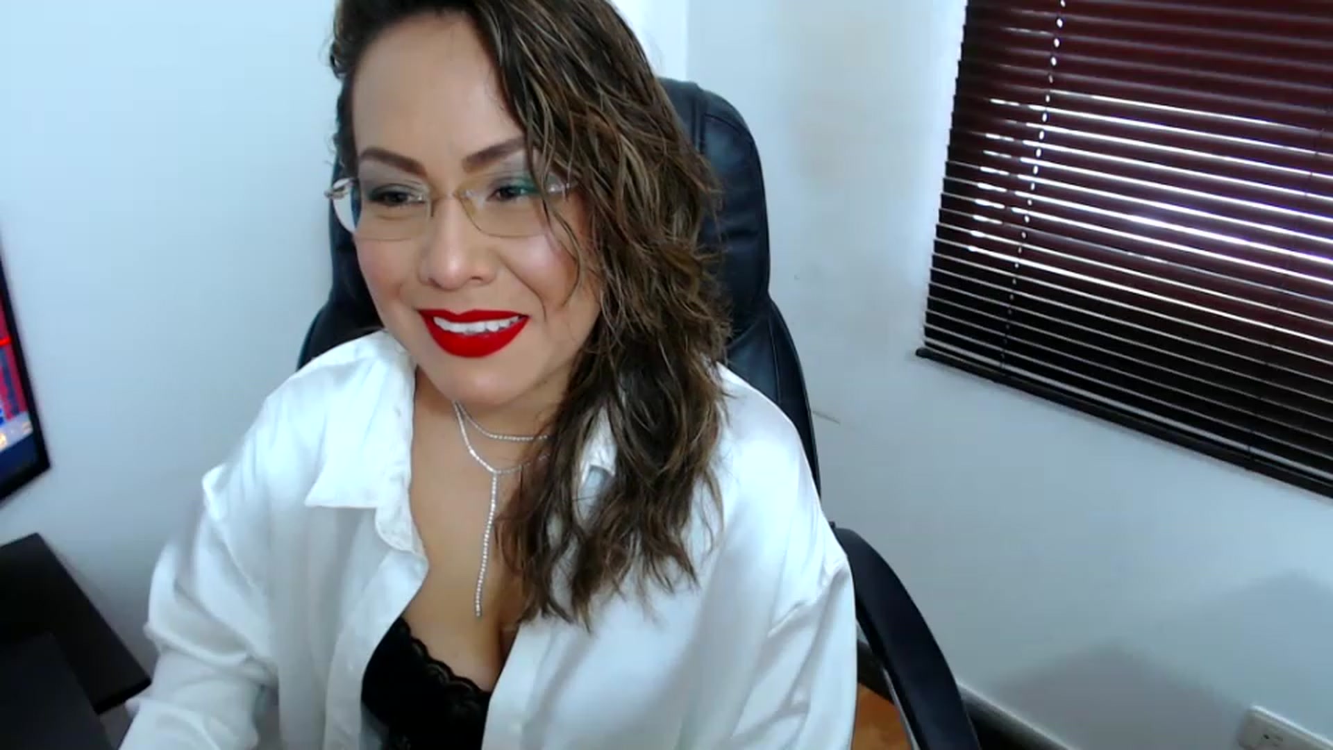 Gallery image thumbnail from office_secret's myfreecams stream on, 05/23/2023, 18:12 image 4 of 20