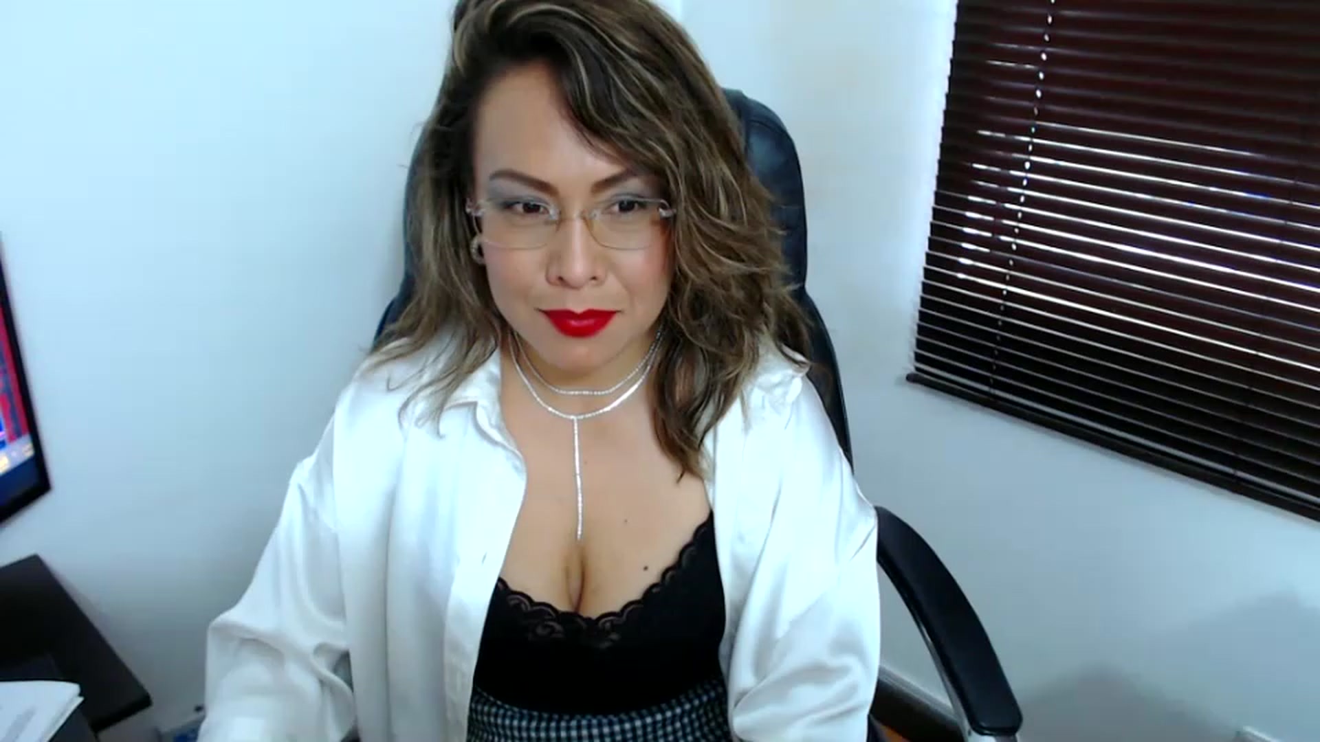 Gallery image thumbnail from office_secret's myfreecams stream on, 05/23/2023, 19:09 image 12 of 20