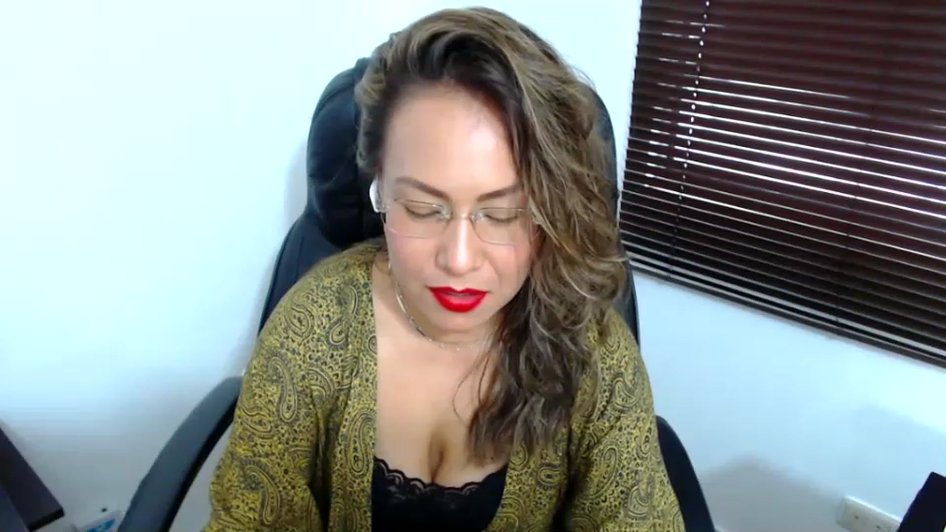 Gallery image thumbnail from office_secret's myfreecams stream on, 05/25/2023, 19:03 image 4 of 20