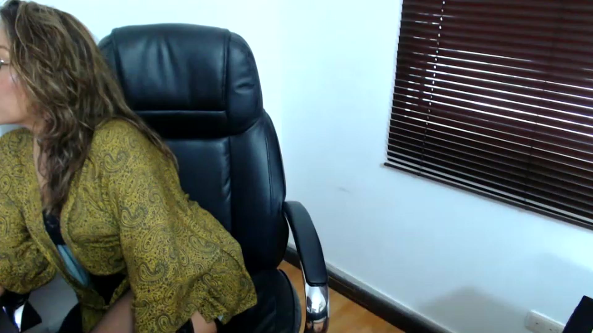 Gallery image thumbnail from office_secret's myfreecams stream on, 05/25/2023, 19:03 image 3 of 20