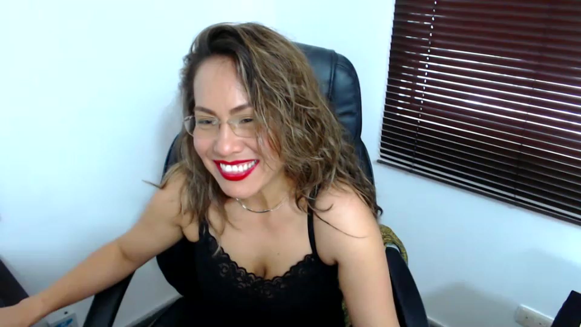 Gallery image thumbnail from office_secret's myfreecams stream on, 05/25/2023, 19:03 image 12 of 20