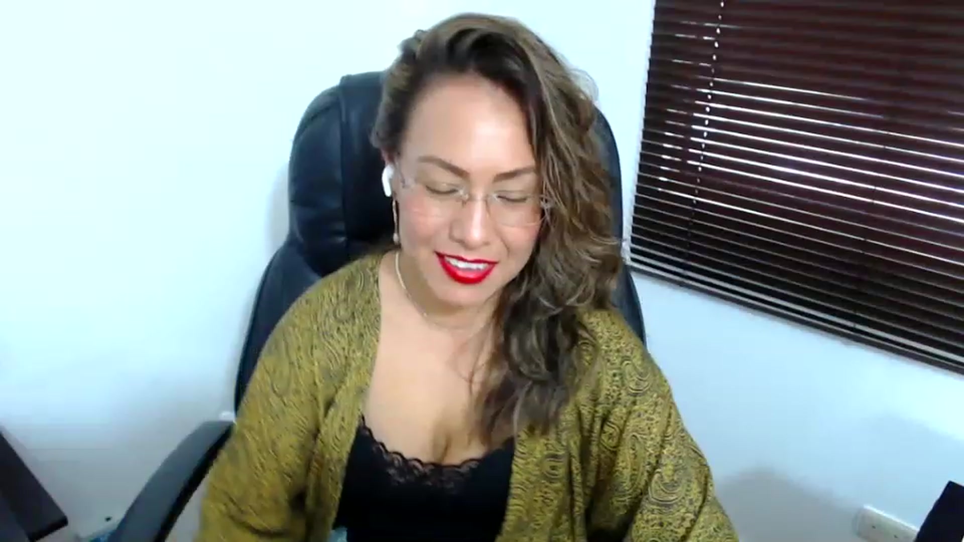 Gallery image thumbnail from office_secret's myfreecams stream on, 05/25/2023, 19:03 image 2 of 20