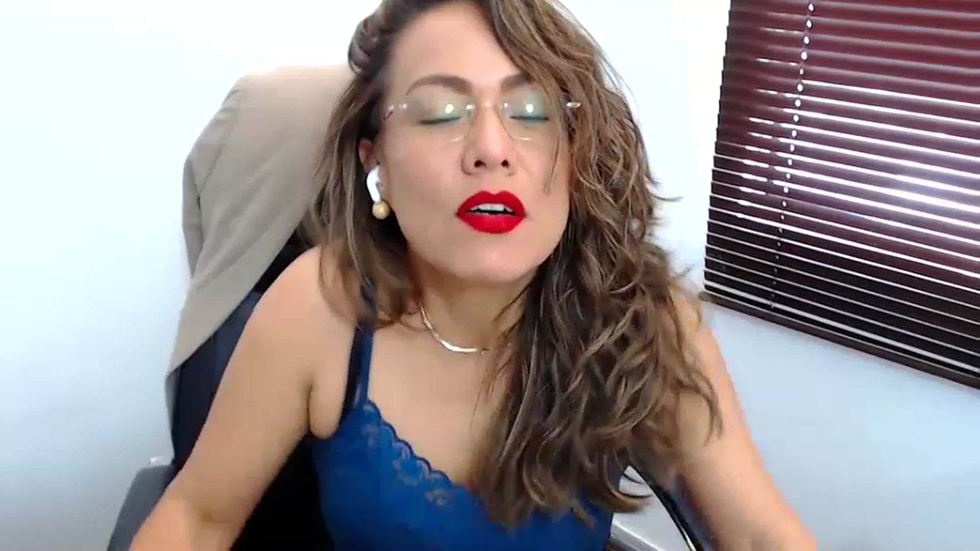 Gallery image thumbnail from office_secret's myfreecams stream on, 05/30/2023, 19:02 image 13 of 20