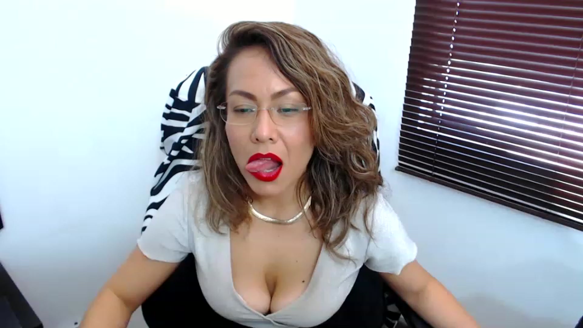 Gallery image thumbnail from office_secret's myfreecams stream on, 05/31/2023, 19:05 image 18 of 20
