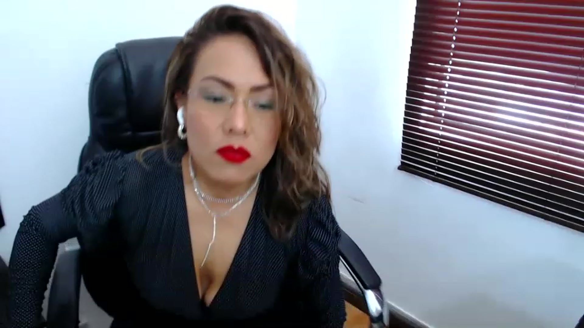 Gallery image thumbnail from office_secret's myfreecams stream on, 06/05/2023, 17:27 image 9 of 20