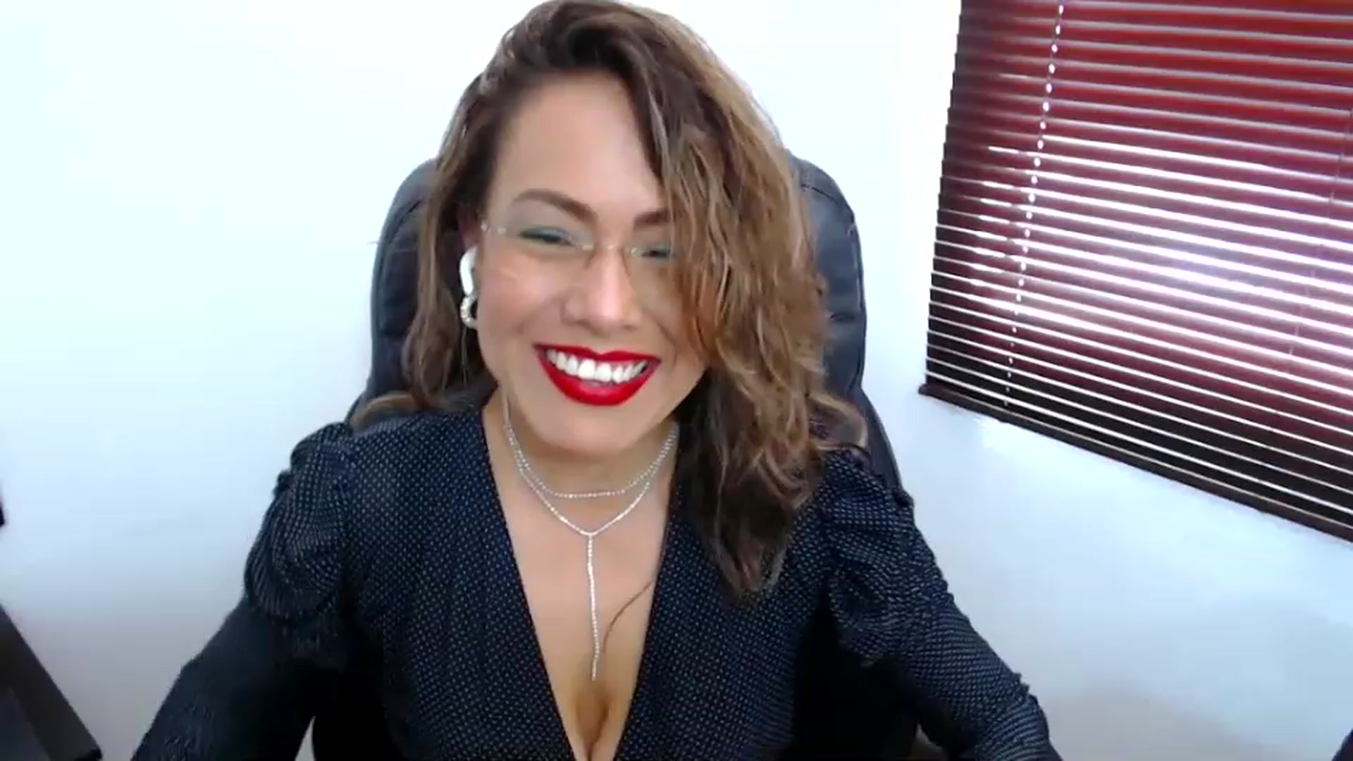Gallery image thumbnail from office_secret's myfreecams stream on, 06/05/2023, 17:27 image 10 of 20