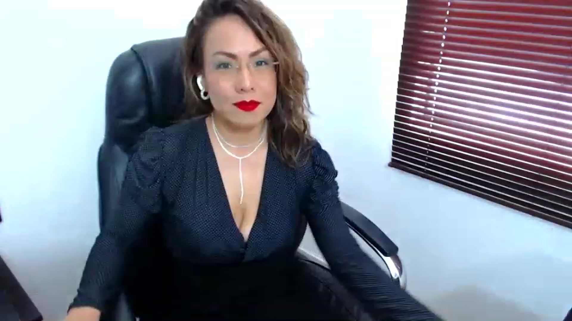 Gallery image thumbnail from office_secret's myfreecams stream on, 06/05/2023, 17:27 image 12 of 20