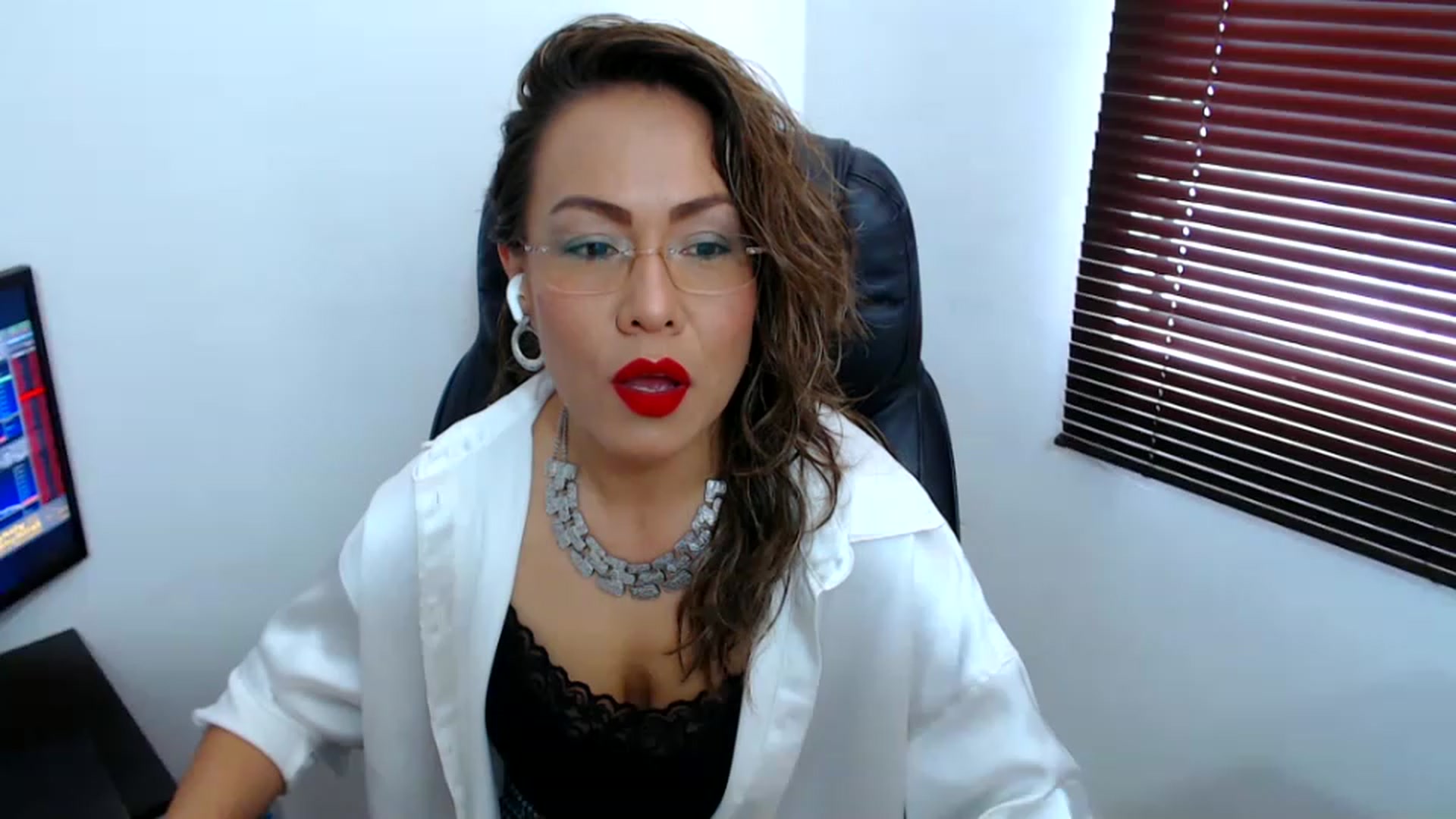 Gallery image thumbnail from office_secret's myfreecams stream on, 06/06/2023, 17:07 image 1 of 20