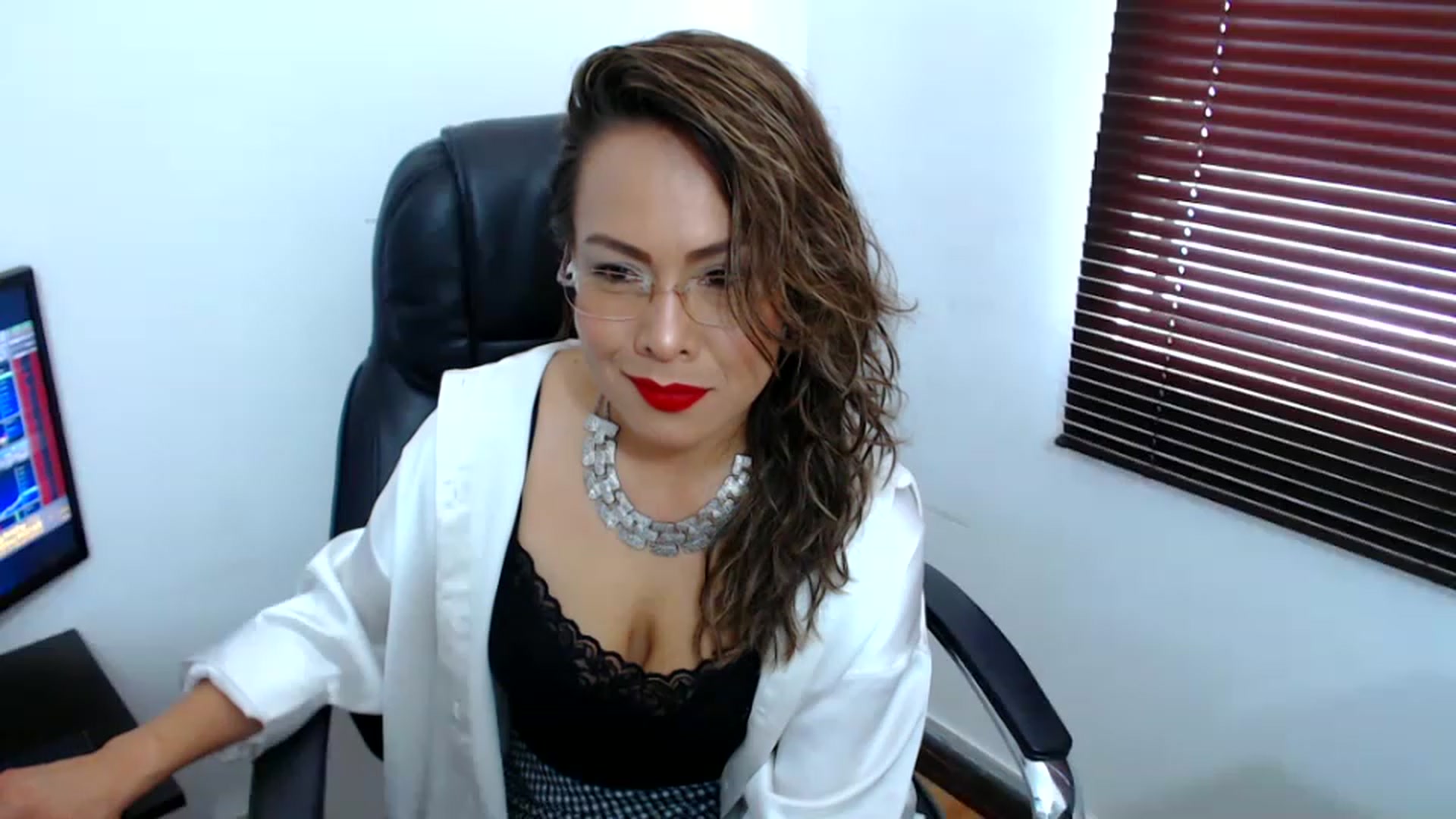 Gallery image thumbnail from office_secret's myfreecams stream on, 06/06/2023, 17:07 image 19 of 20