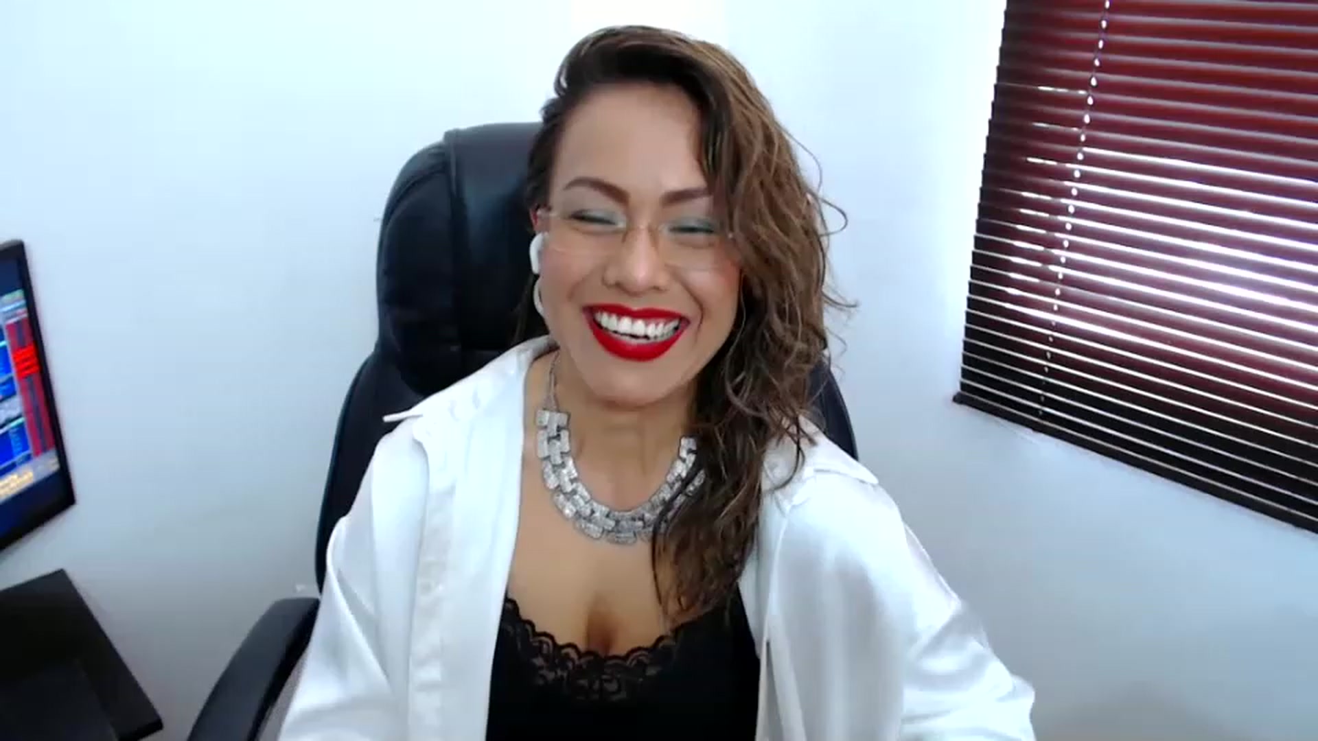 Gallery image thumbnail from office_secret's myfreecams stream on, 06/06/2023, 17:07 image 7 of 20